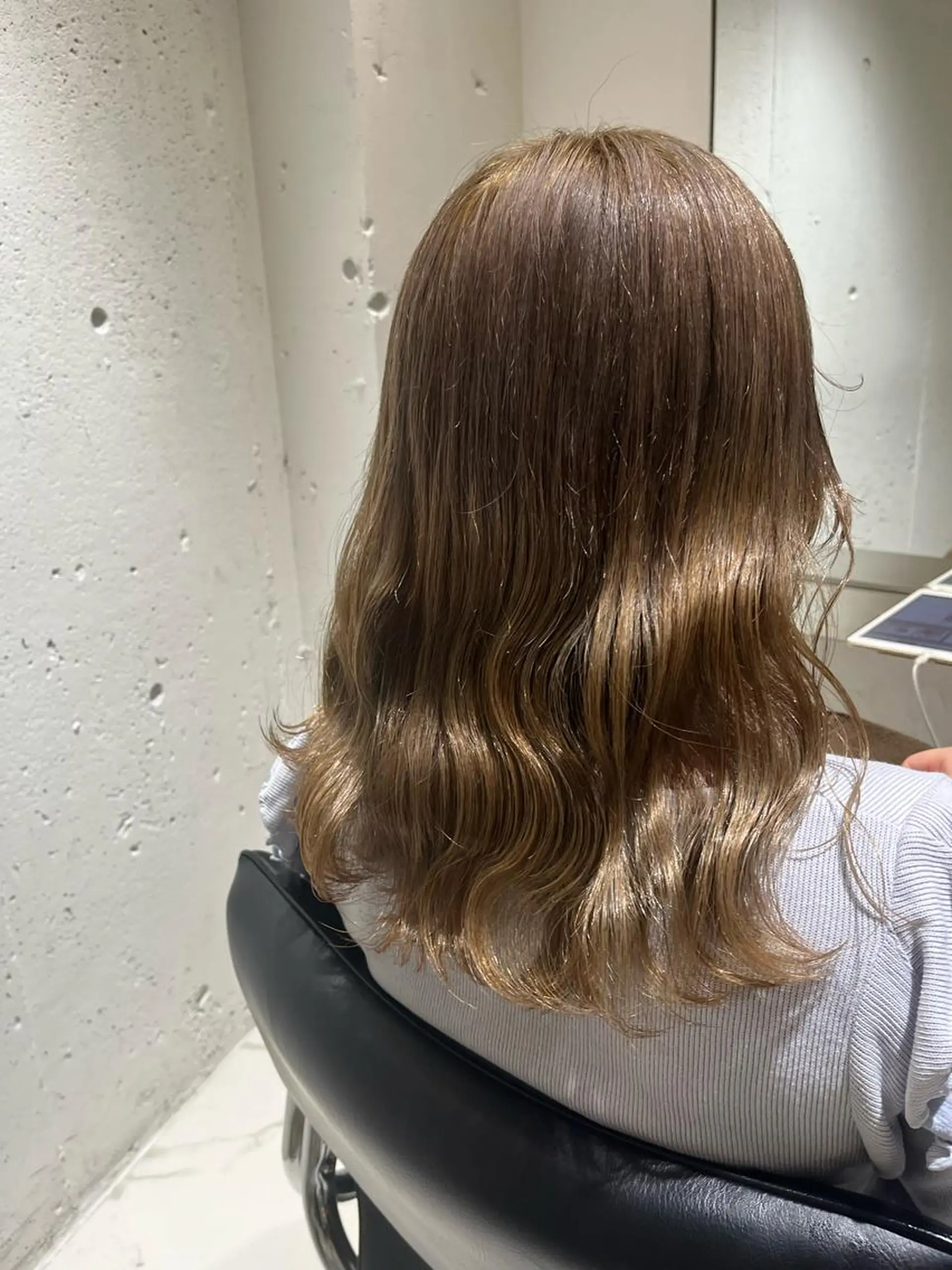 セミロング カラー ベージュカラー ハイトーンカラー ラテベージュ ミルクティーベージュ ヘアカラー トリートメント ヘッドスパ ヘアセット カジュアルを女っぽく 𝗮𝘆𝗮𝗰𝗼のヘアスタイル
