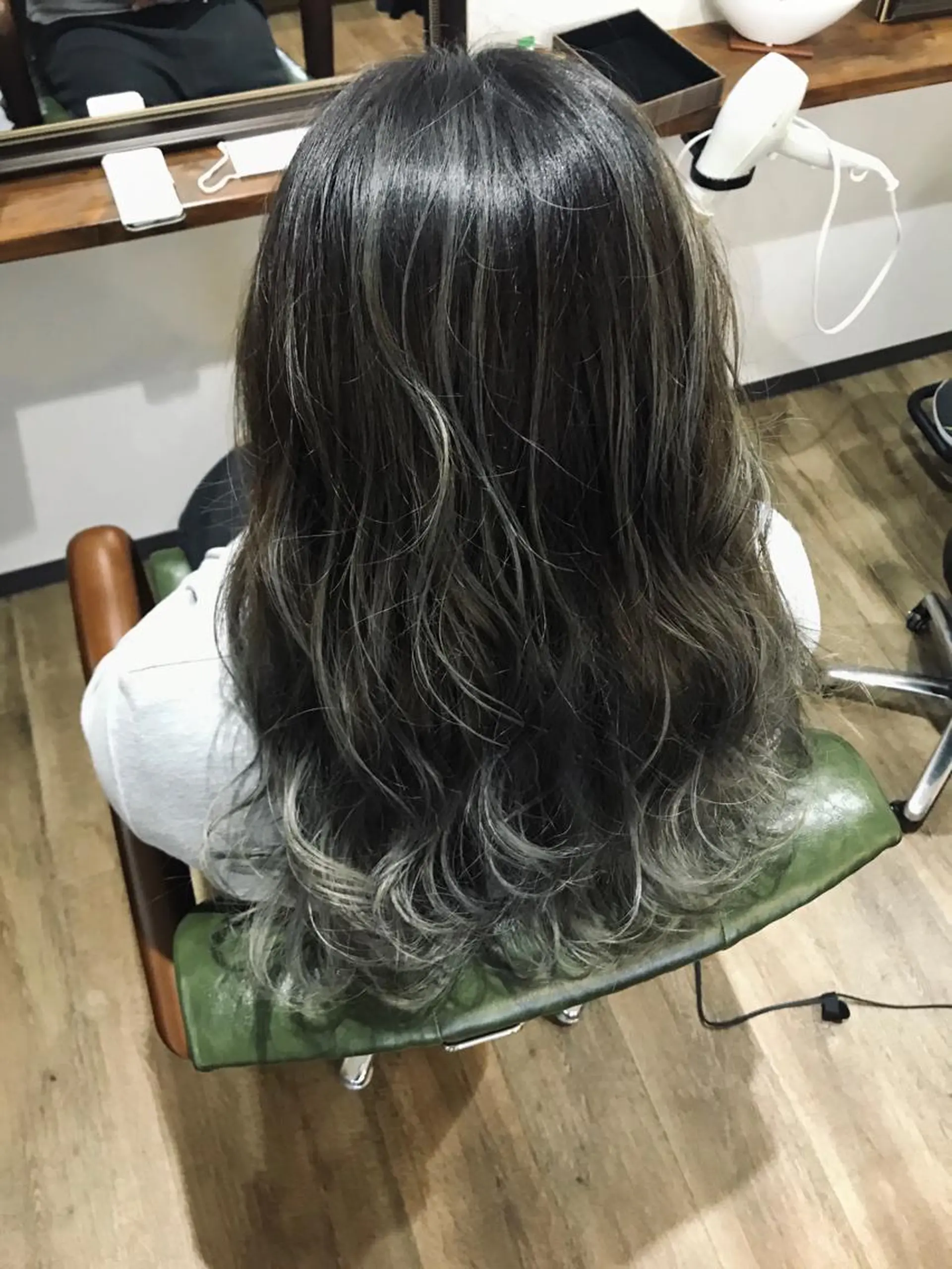ロング カラー バレイヤージュ グラデーションカラー ハイライトカラー ハイライト レイヤーカット カット ヘアカラー トリートメント Rug Relief所属・Rug Relief 吉田のヘアスタイル