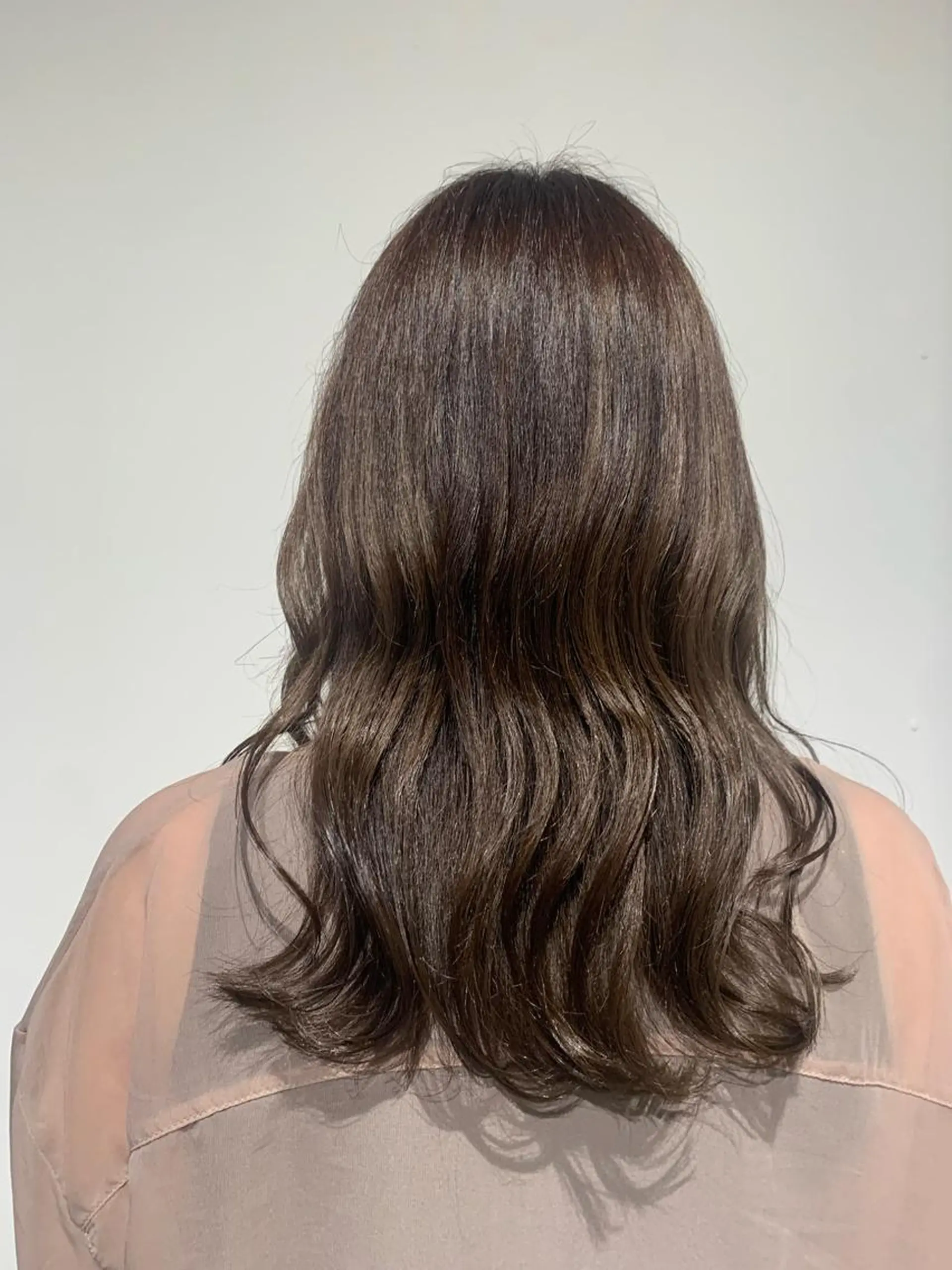 セミロング カラー ブラウンカラー チョコレートブラウン 山内 愛可のヘアスタイル