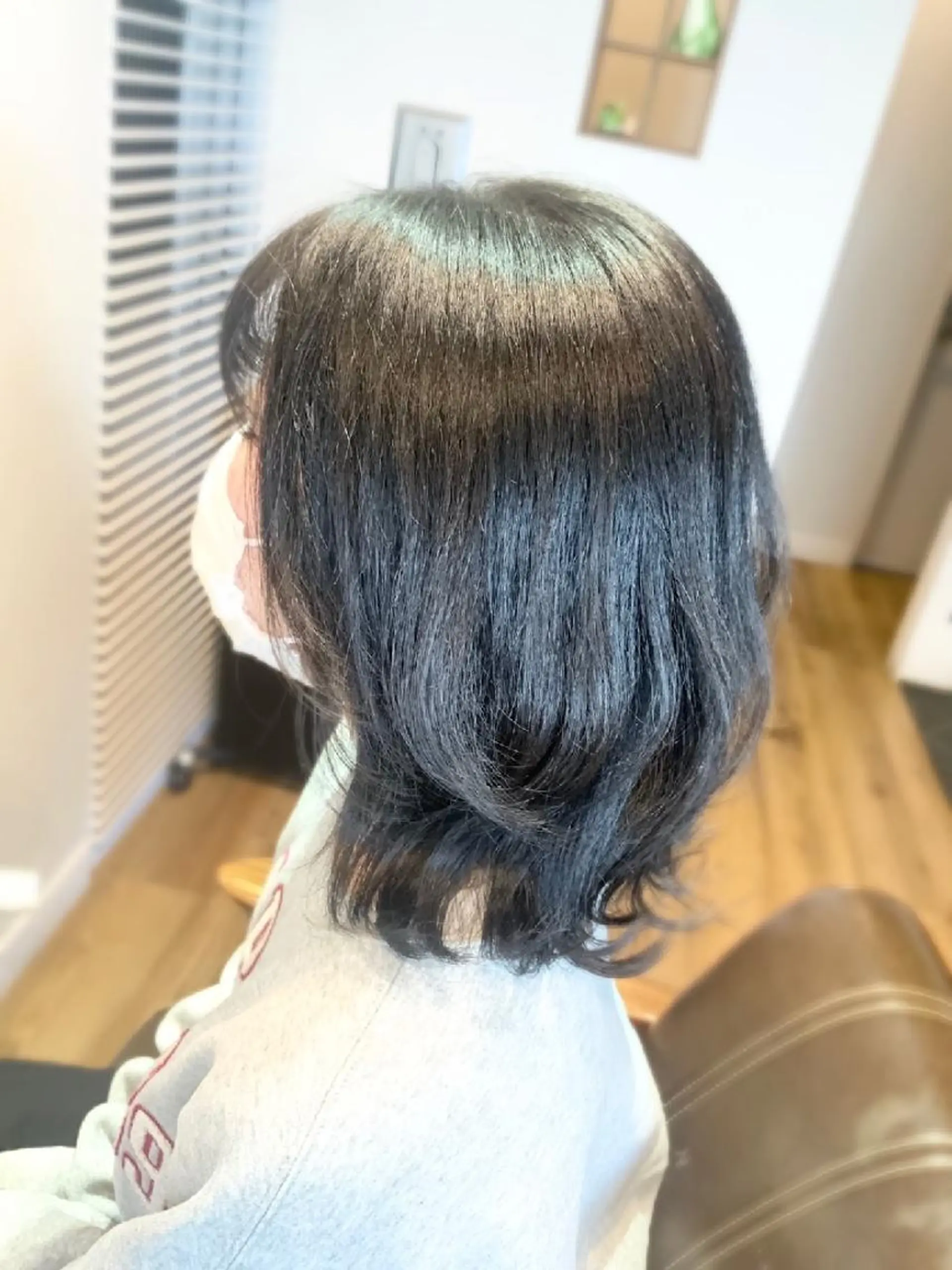 カラー アッシュ アッシュグレー ヘアカラー トリートメント 堀 望美のヘアスタイル