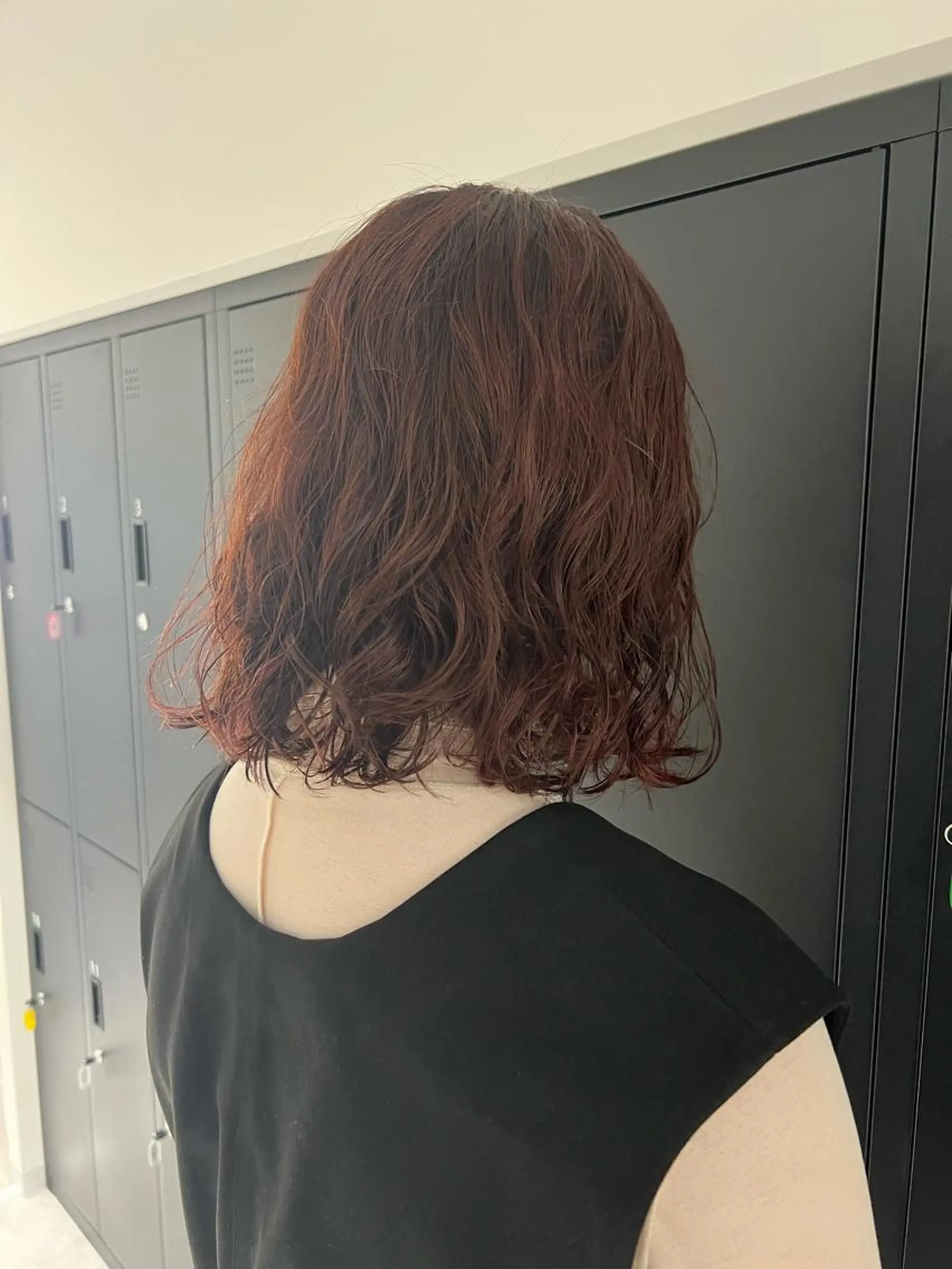 ミディアム カラー レッドカラー 暗髪カラー🫐パーマ おくだりんかのヘアスタイル