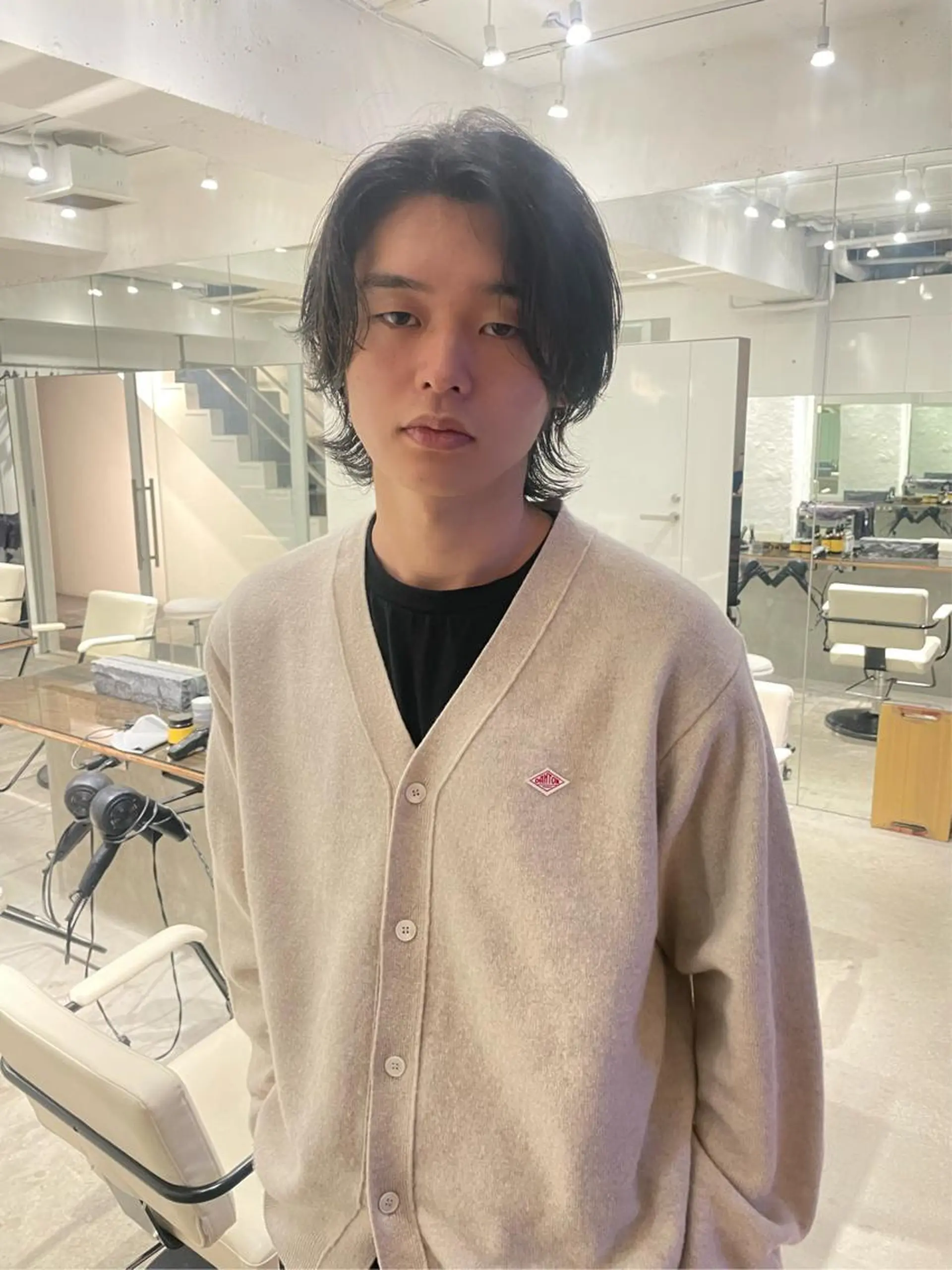 ミディアム パーマ メンズ ミディアムパーマ メンズバレイヤージュ メンズブリーチ センターパート フェードカット カット パーマ トリートメント スパイラルパーマ 🌐hina⭐️のヘアスタイル