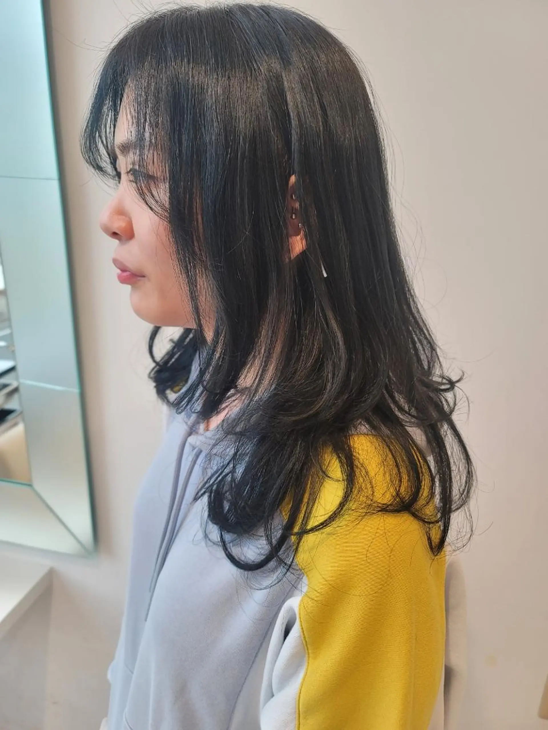 ロング カラー 黒髪 ブルーカラー ブルーブラック ウルフカット カット トリートメント 鈴木 翠のヘアスタイル