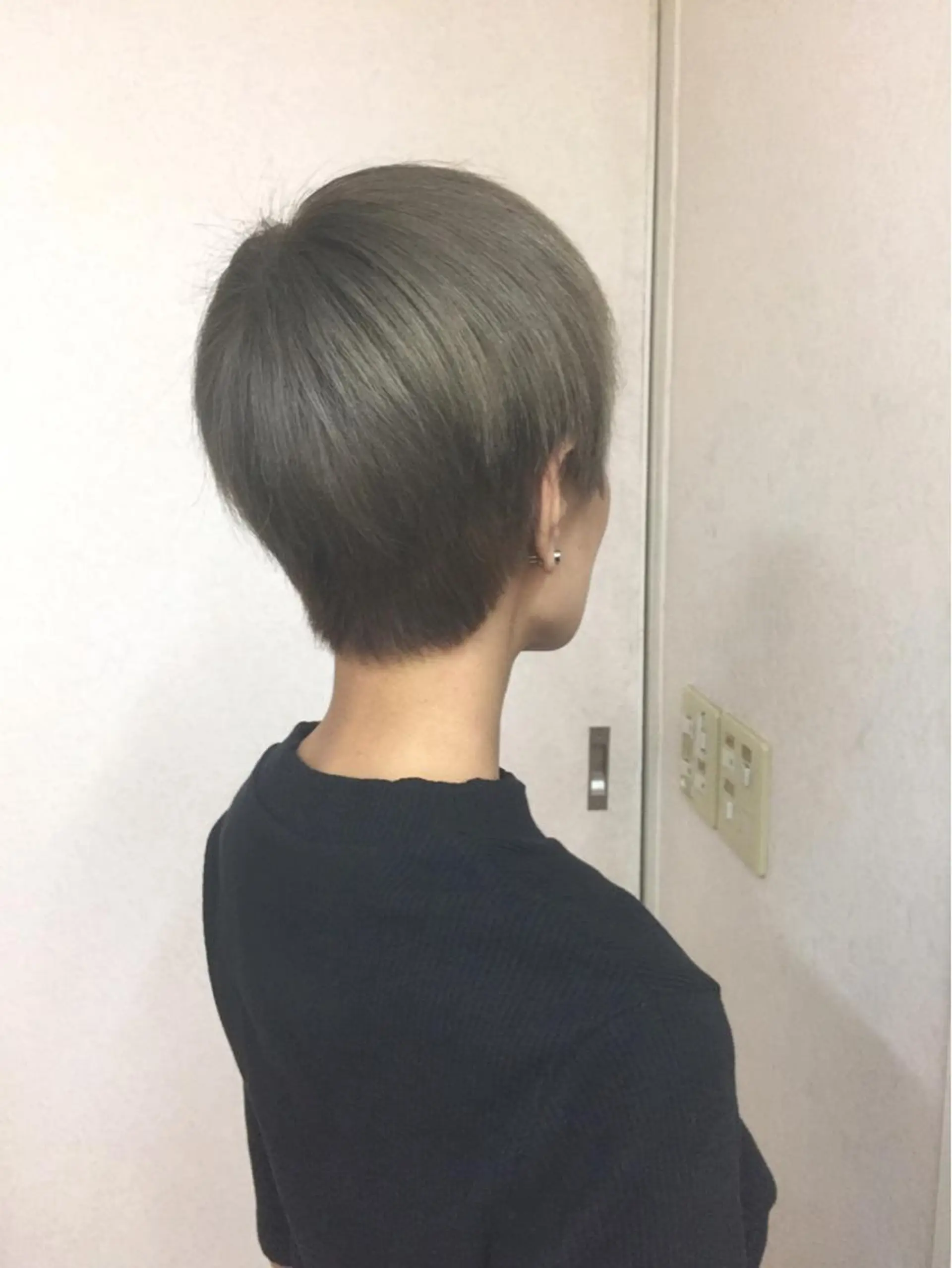 ショート カラー ヘアアレンジ ハンサムショート アッシュ ブリーチ 透明感カラー 外国人風カラー ヘアカラー トリートメント BOB所属・三輪 太一のヘアスタイル
