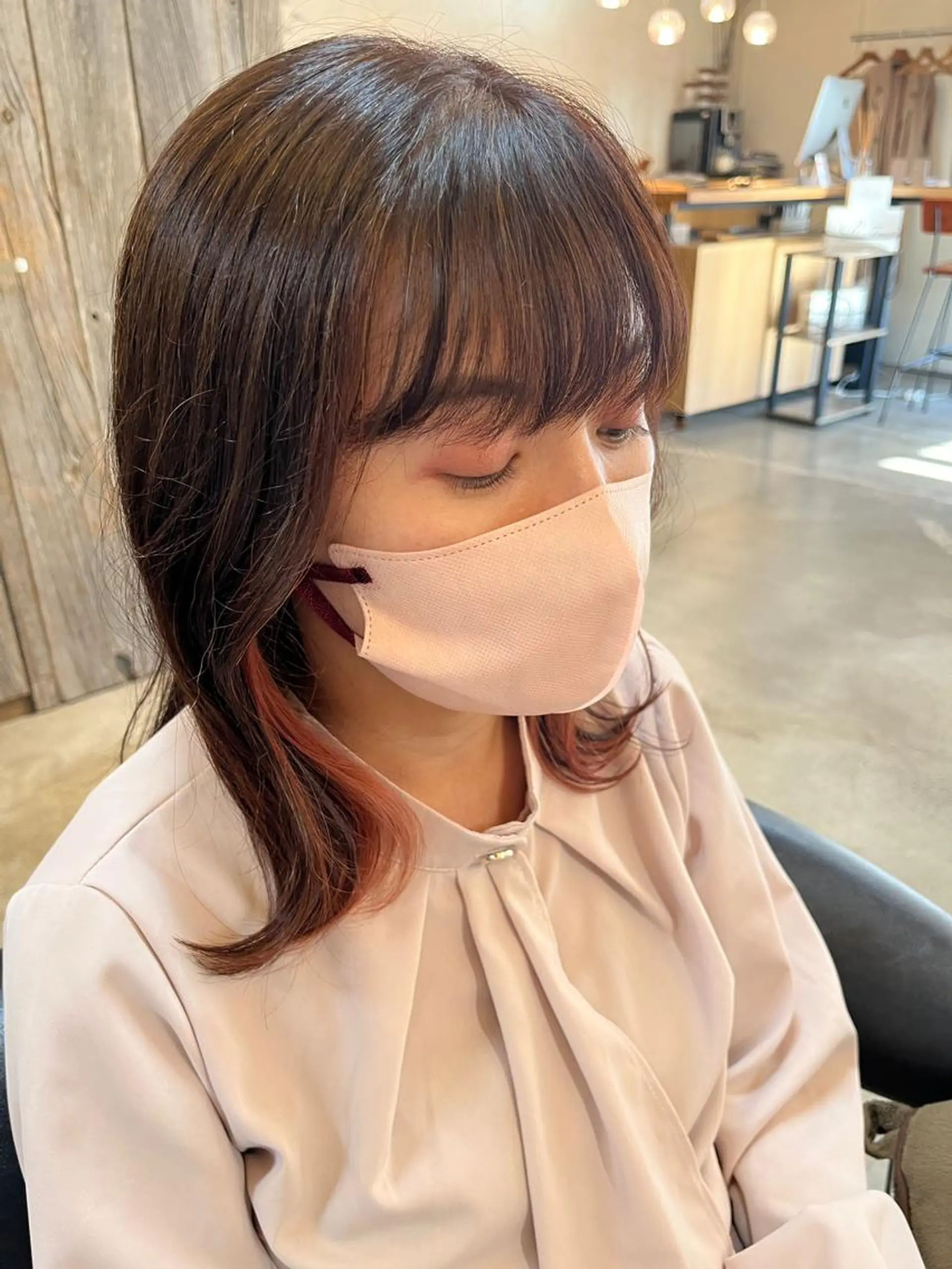 セミロング カラー イヤリングカラー ピンクカラー 三品 早妃のヘアスタイル