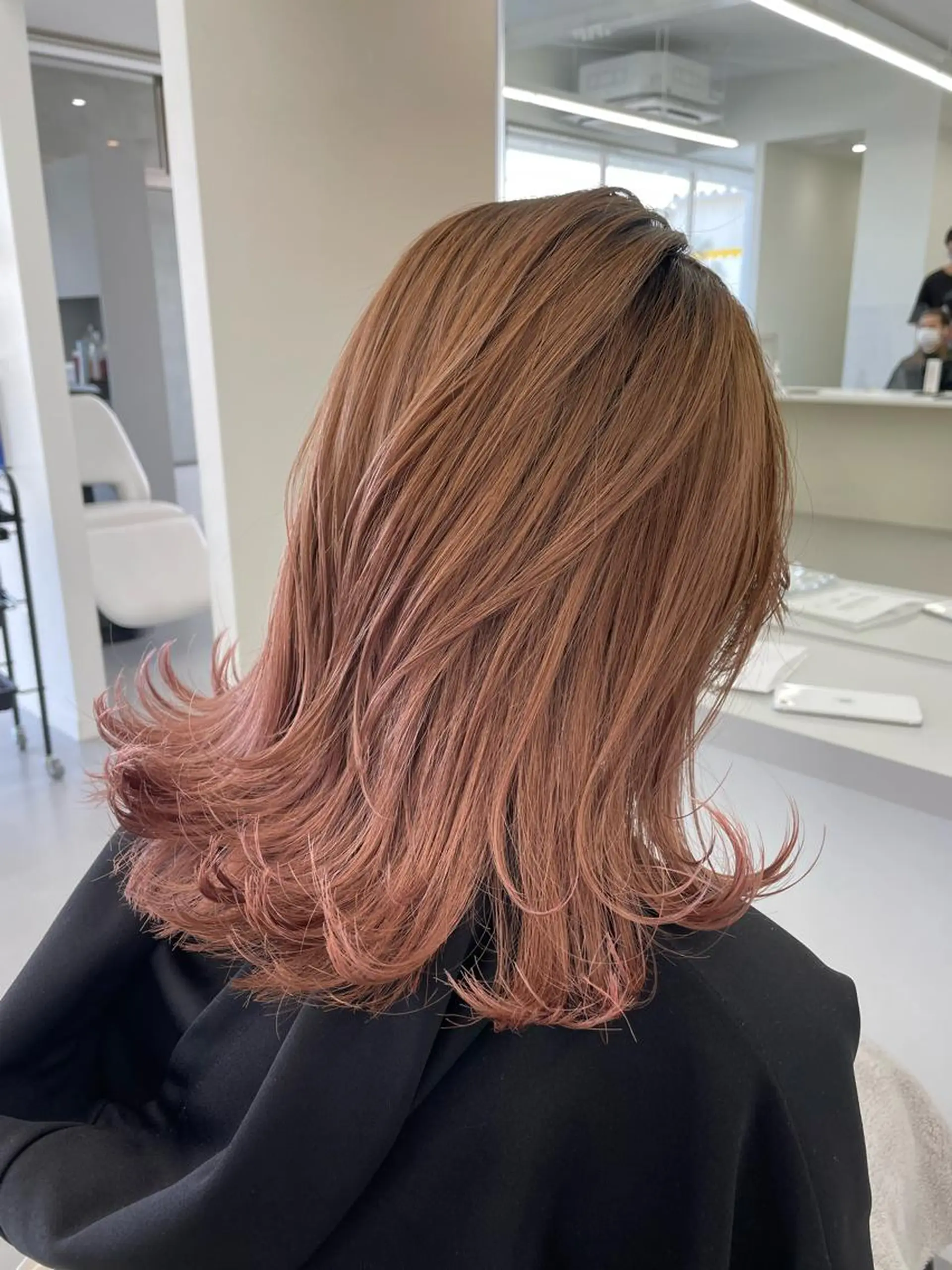 ミディアム カラー ベージュカラー グラデーションカラー ピンクカラー 錦 茉李のヘアスタイル