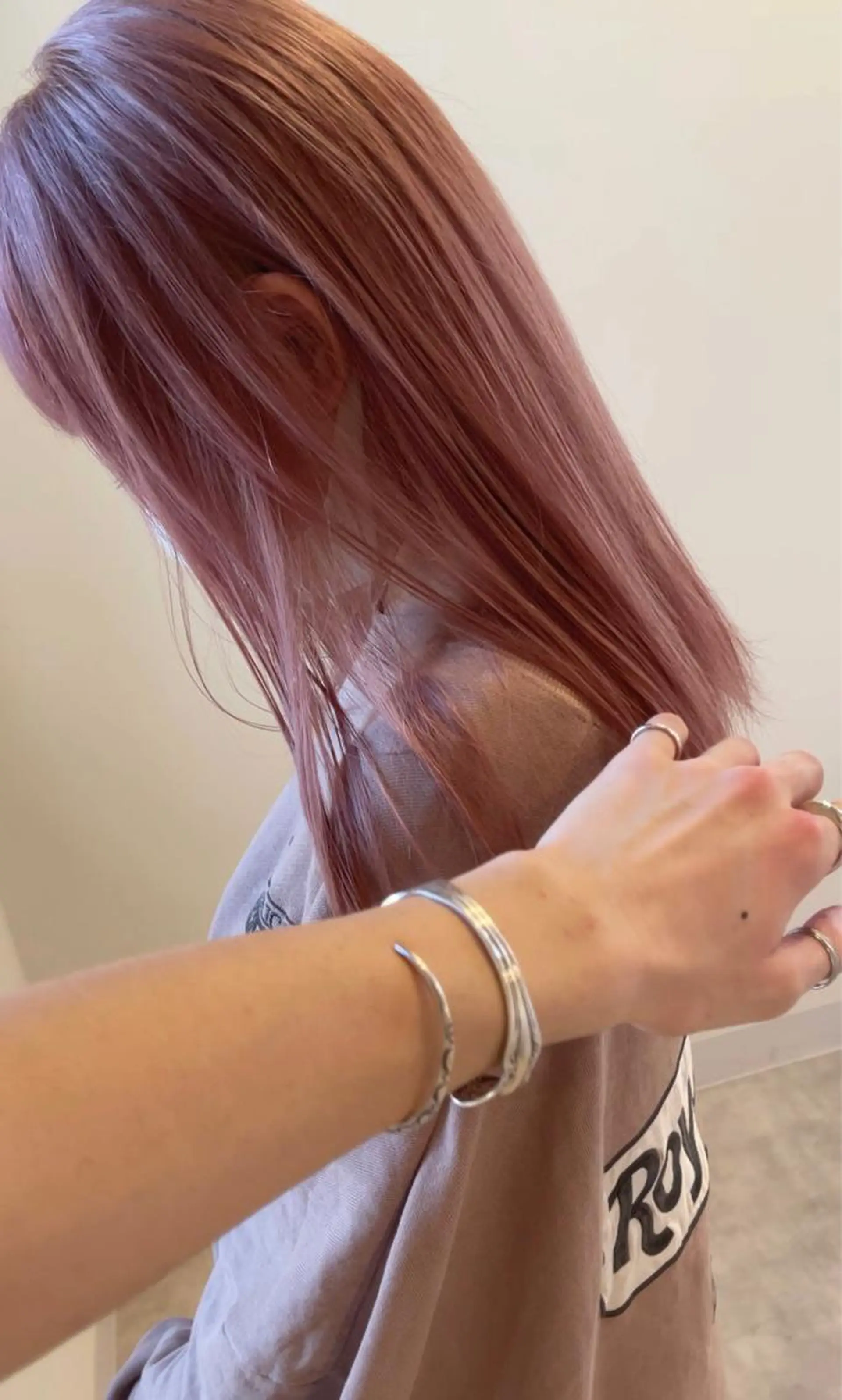 セミロング カラー ブリーチ ピンクカラー Maison所属・清水 亮太／赤み消しカラーのヘアスタイル