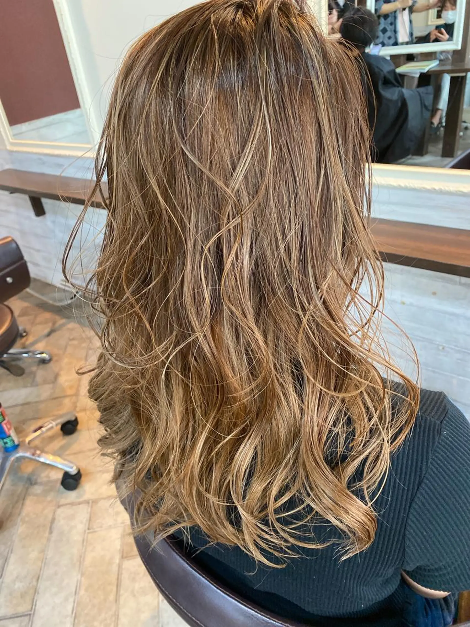ロング カラー バレイヤージュ ハイライトカラー ハイライト レイヤーカット ヘアカラー トリートメント 女性指名人気no.1 尾崎のヘアスタイル