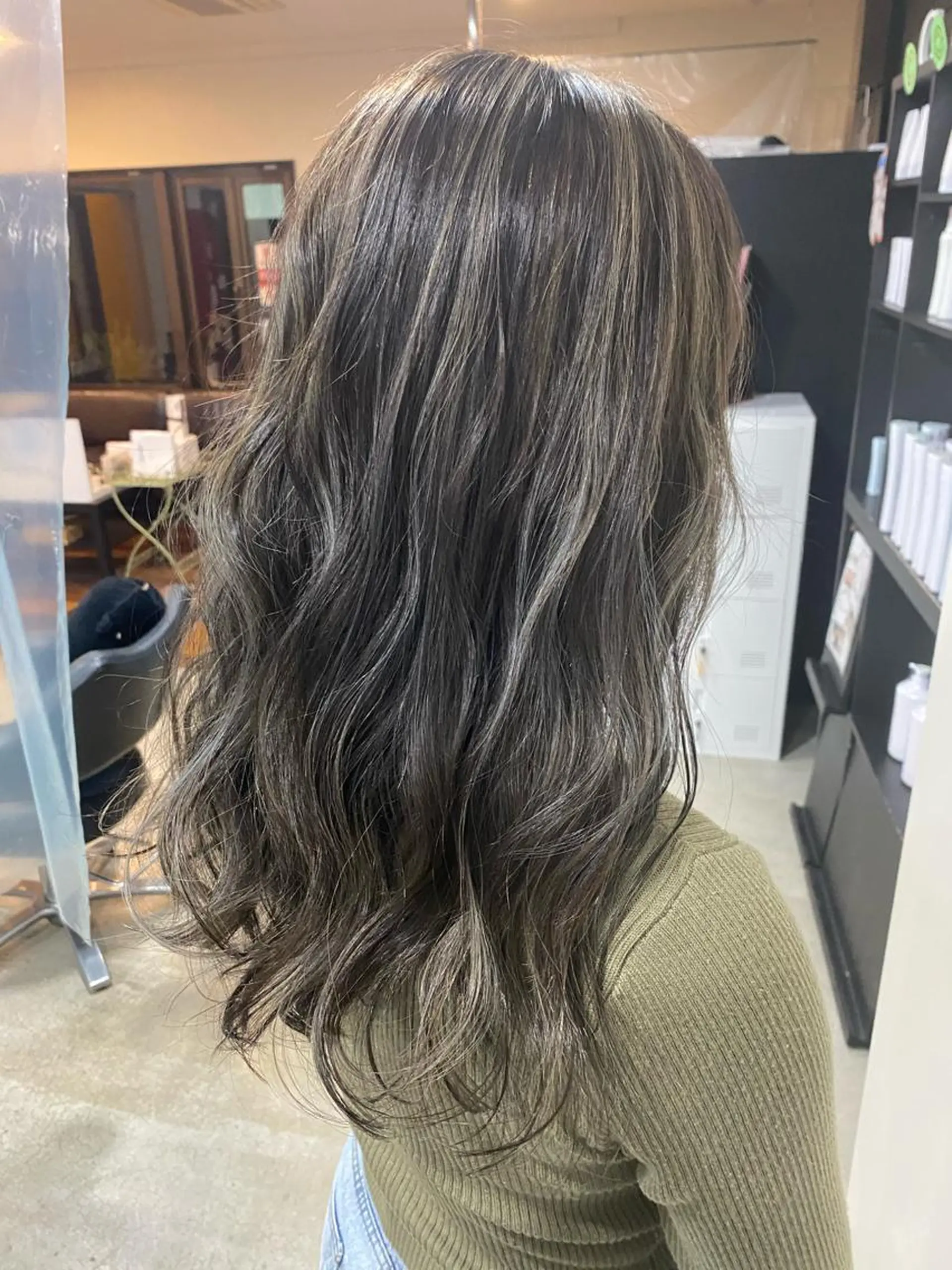 セミロング カラー ヘアアレンジ アッシュ ハイライトカラー シルバー ハイライト Ami アミのヘアスタイル