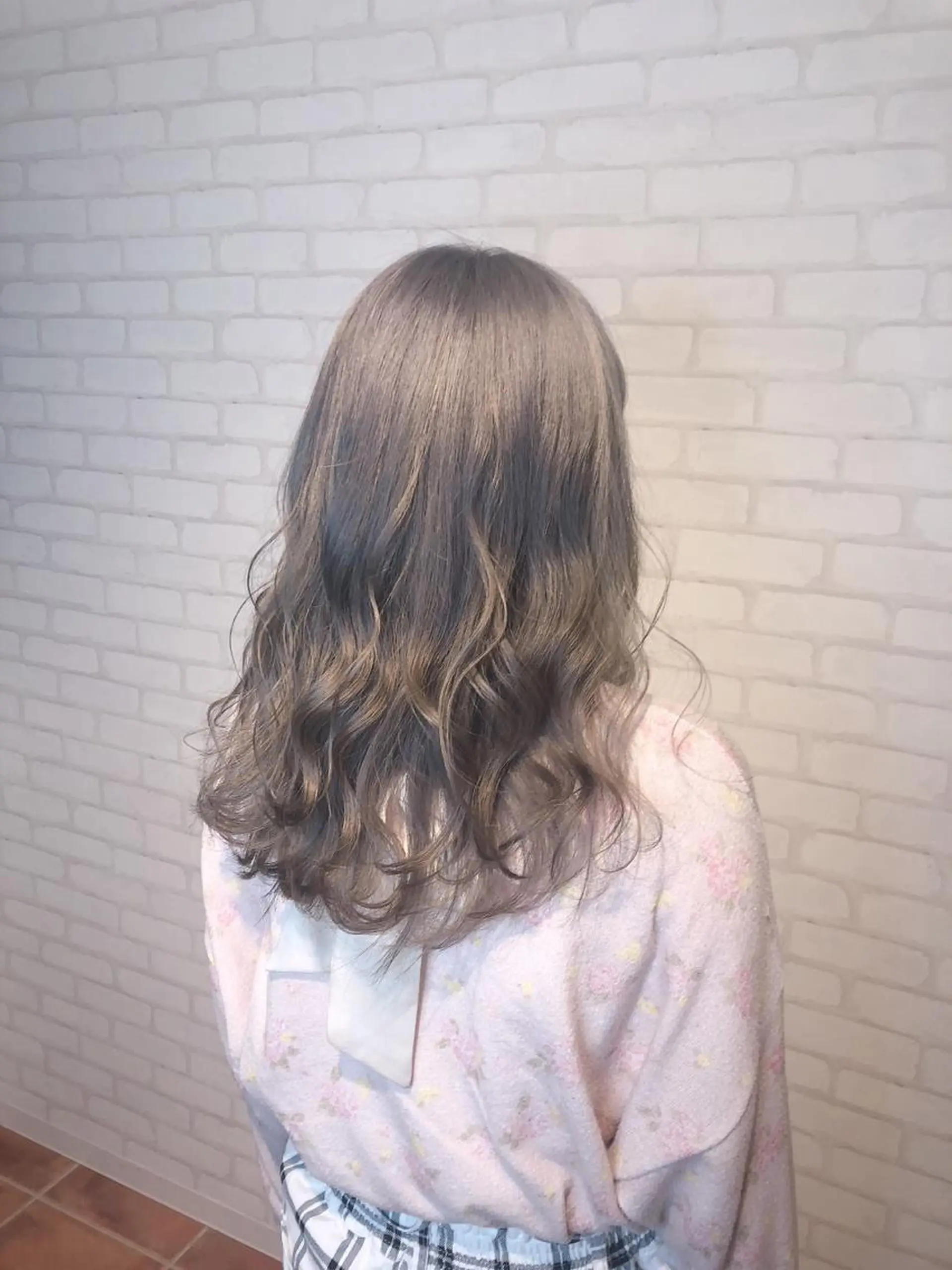 セミロング カラー ミヤザキ タクトのヘアスタイル