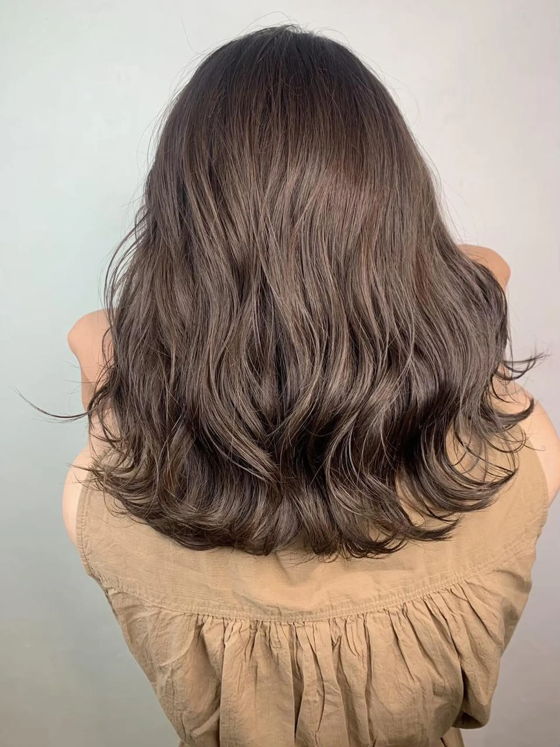 ミディアム ボブ 斜めバング 外国人風カラー 伸ばしかけ ハイライト ヘアカラー トリートメント ＿WHITE鳳店 アンダーバーホワイトのヘアスタイル