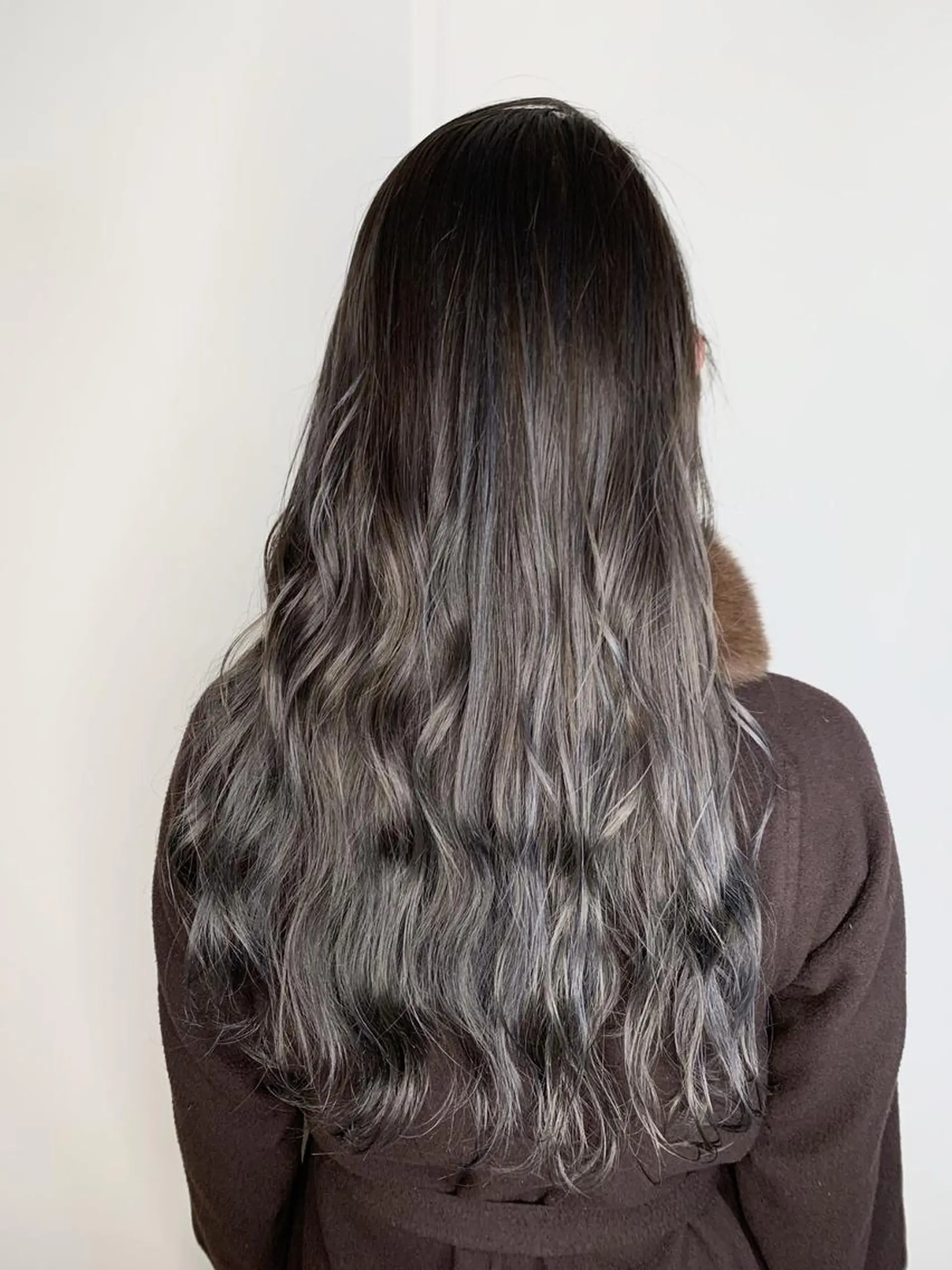 カラー ヘアアレンジ ロング パーマ シールエクステ アッシュ バレイヤージュ ベージュカラー ブリーチ L. OSAKAのヘアスタイル