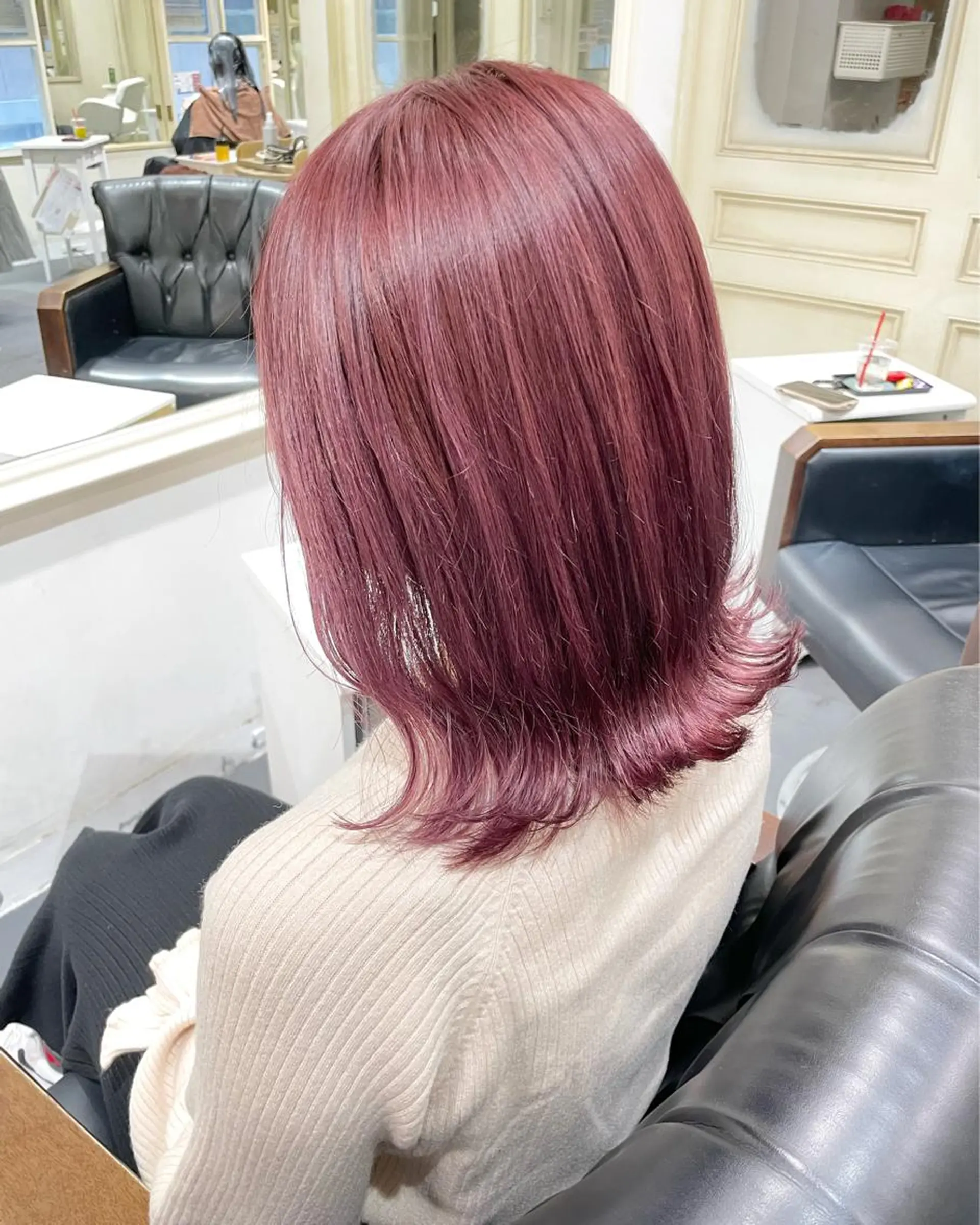 ミディアム カラー ブリーチ ピンクカラー ヘアカラー ぱつっとボブ 古家 佑真のヘアスタイル