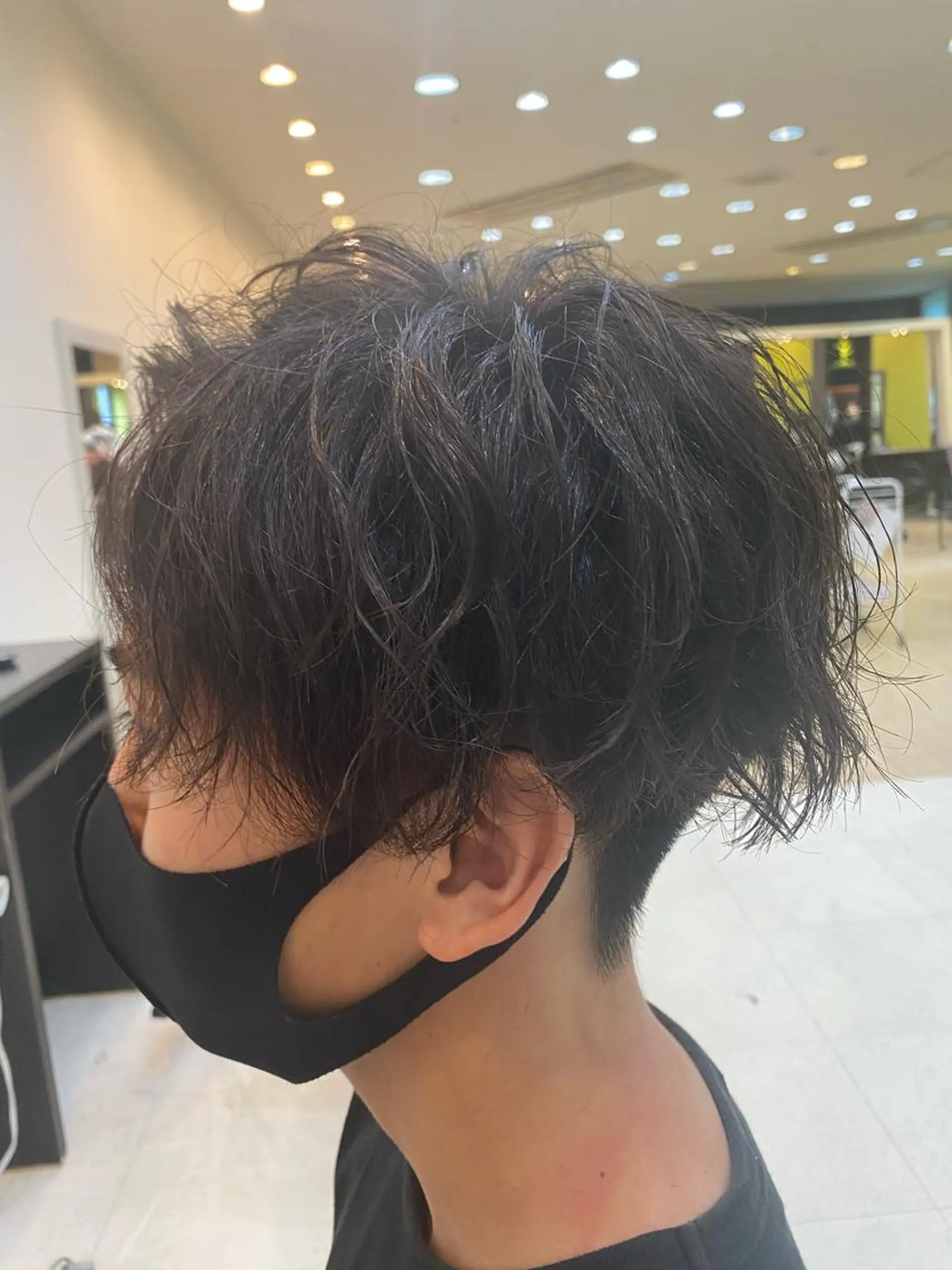 ショート パーマ メンズ センターパート カット パーマ トリートメント 三ノ宮フェザーパーマ 蕃本 啓利のヘアスタイル