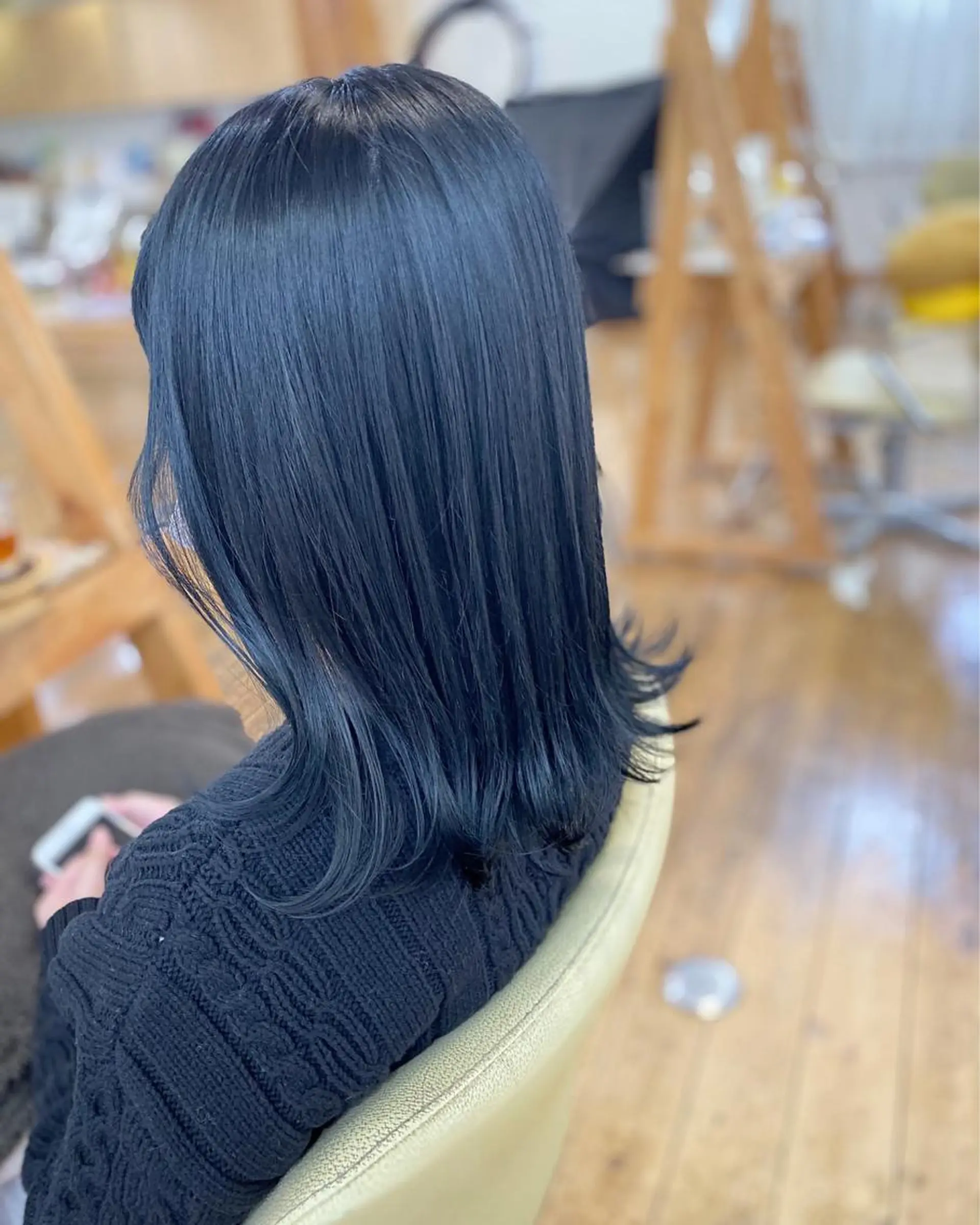 セミロング カラー 黒髪 ブルーカラー ブルーブラック 荒木 ひろかのヘアスタイル