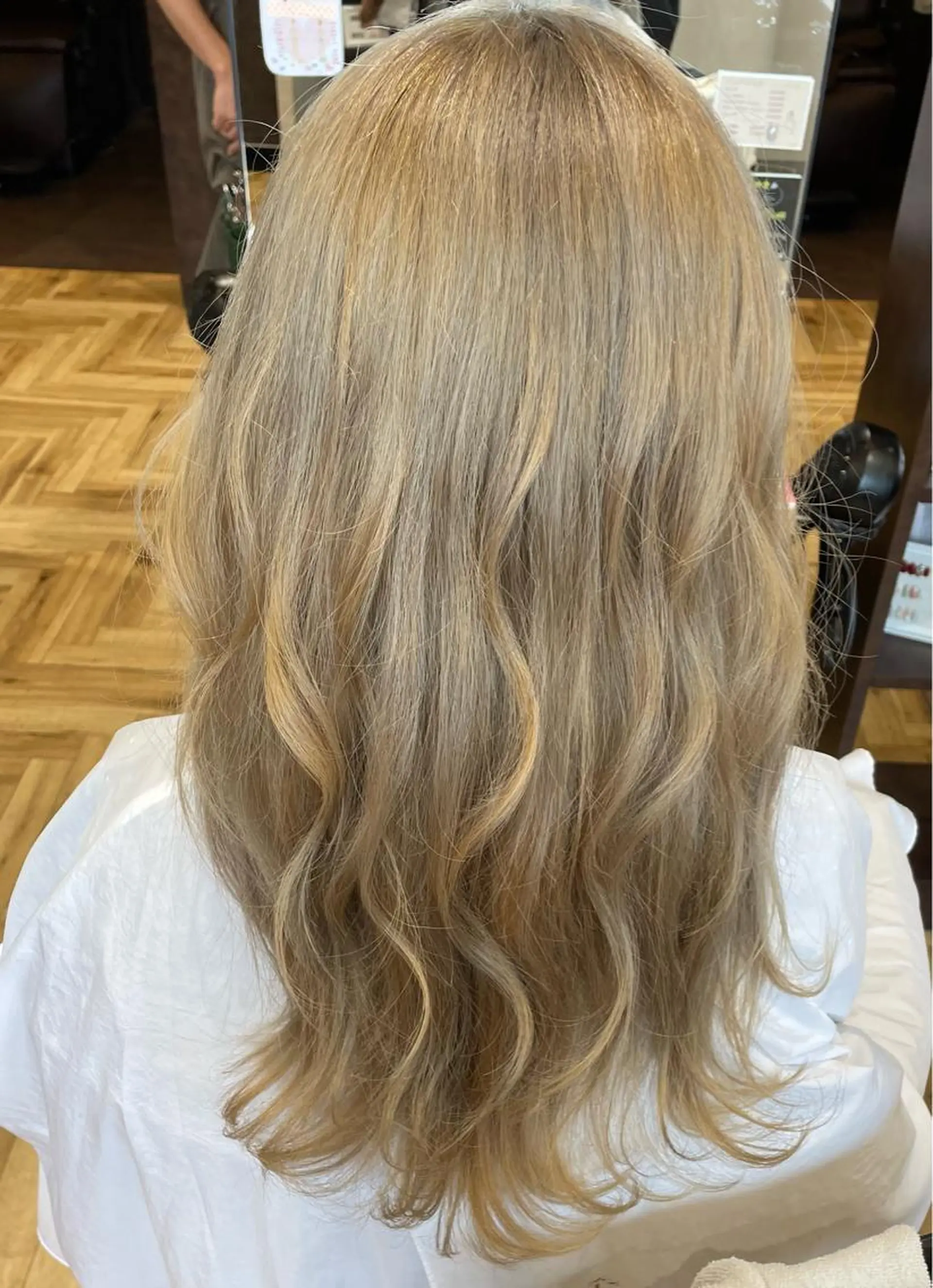 カラー 岡村 真子のヘアスタイル