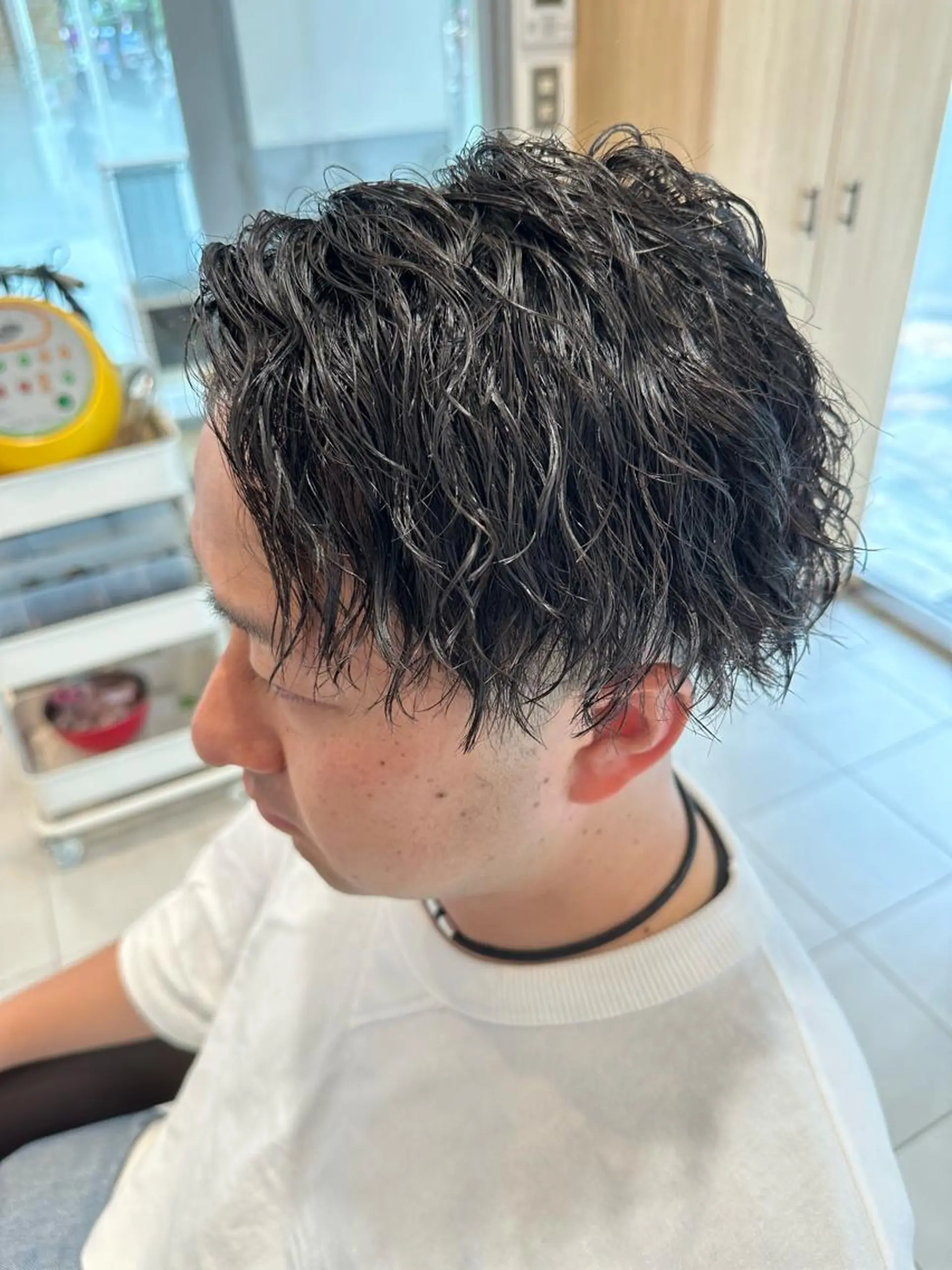 ミディアム パーマ メンズ ミディアムパーマ フェードカット メンズパーマ ツイストスパイラルパーマ 刈り上げ 💈メンズ特化 美容師サキ💈のヘアスタイル