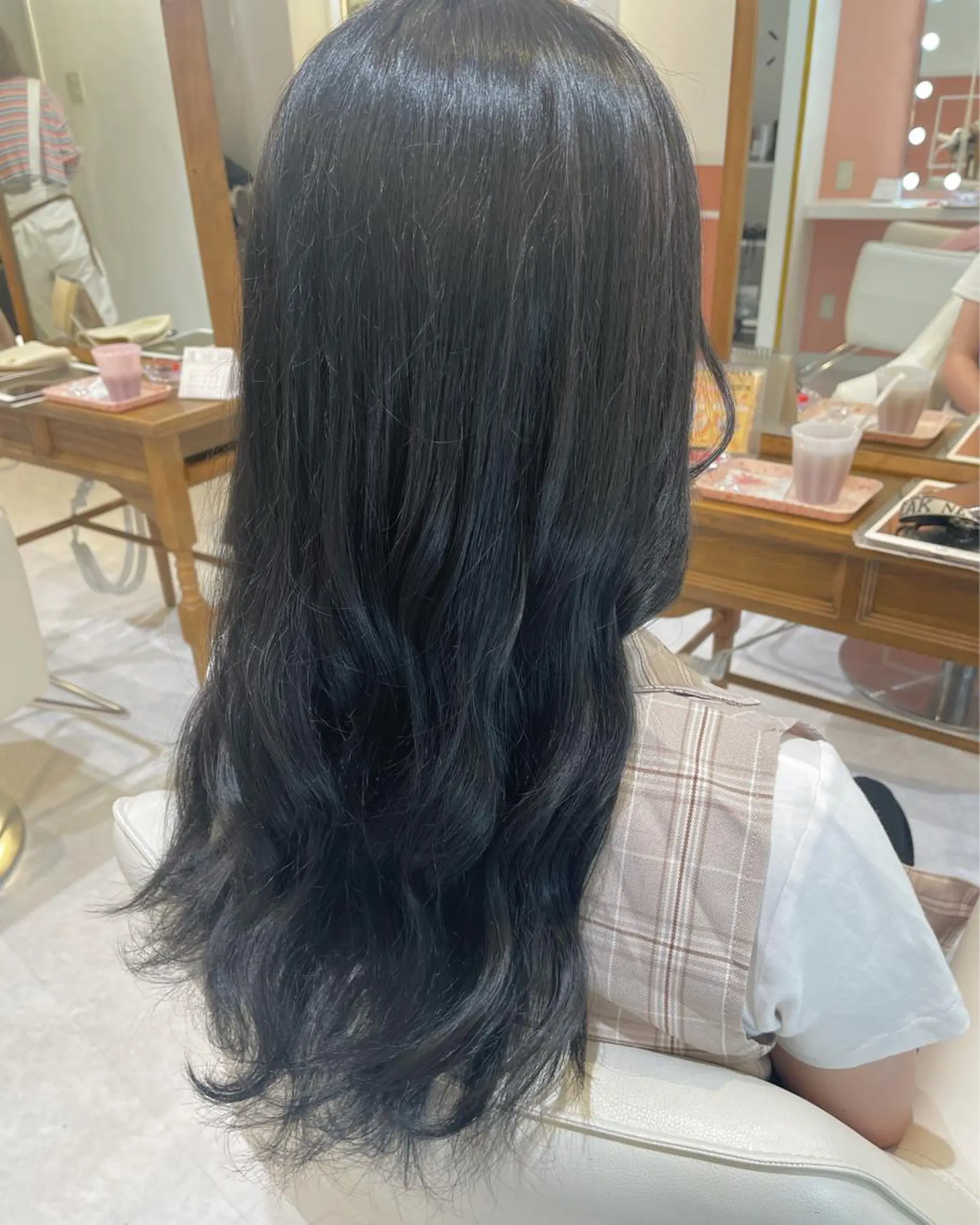 カラー 黒髪 ブルーカラー ブルーブラック ヘアカラー 和田 真依のヘアスタイル