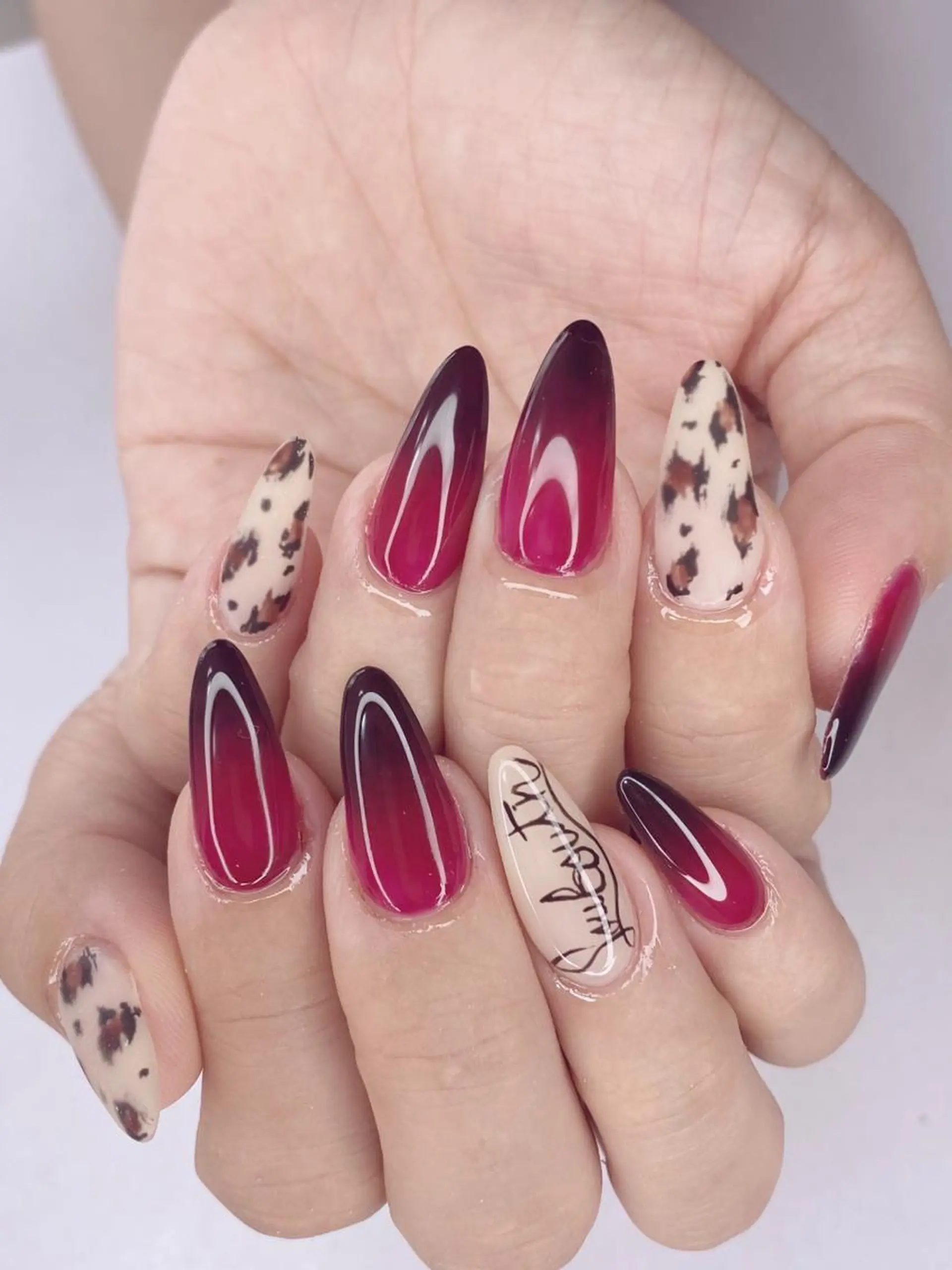 ネイル アニマル柄 アートネイル フレンチネイル グラデーション キラキラネイル Ｎail Ｓalon ertiのネイルデザイン