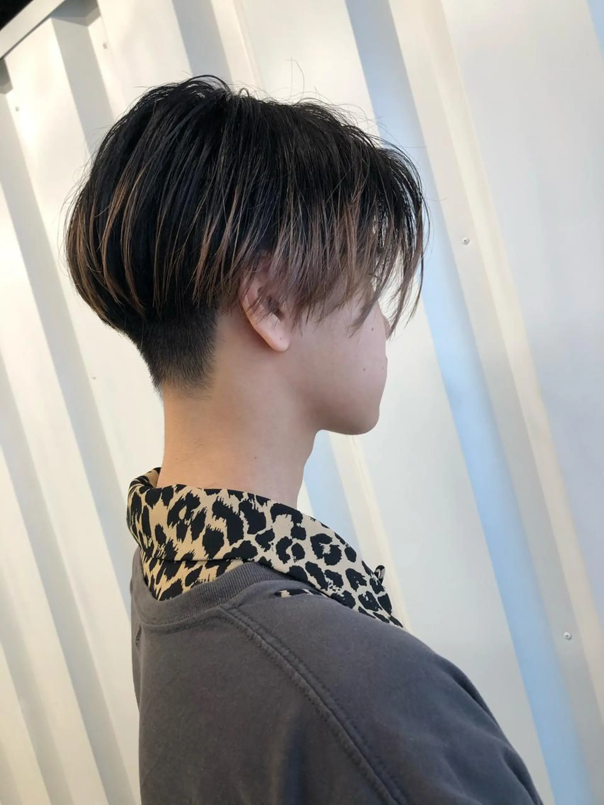ショート カラー カット 縮毛矯正 トリートメント Kro ハイトーン×デザインのヘアスタイル