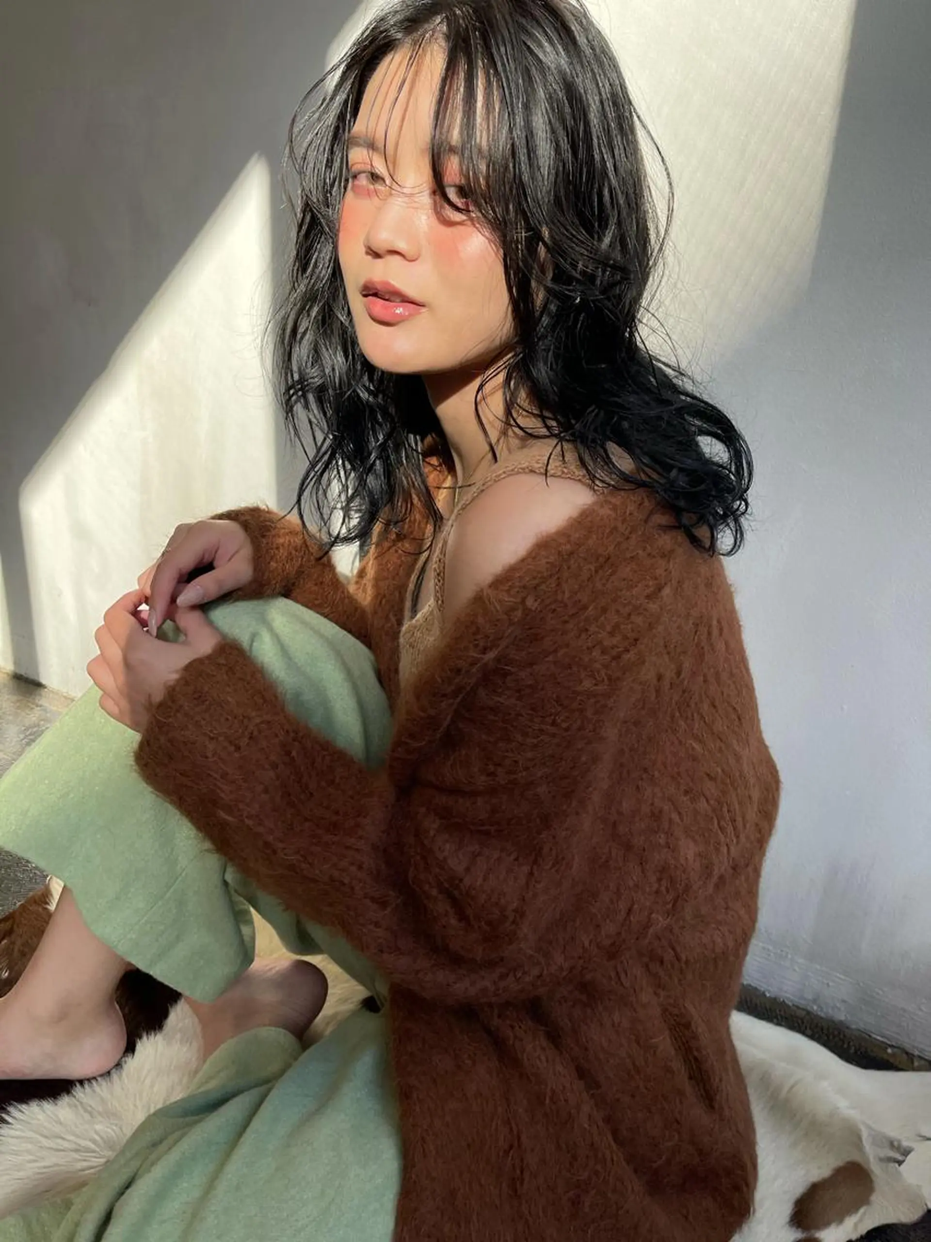 セミロング チョコレートブラウン くびれヘア エギョモリ 顔まわりレイヤー 外国人風カラー カット 韓国 / 中国ヘア 🦋Noniのヘアスタイル