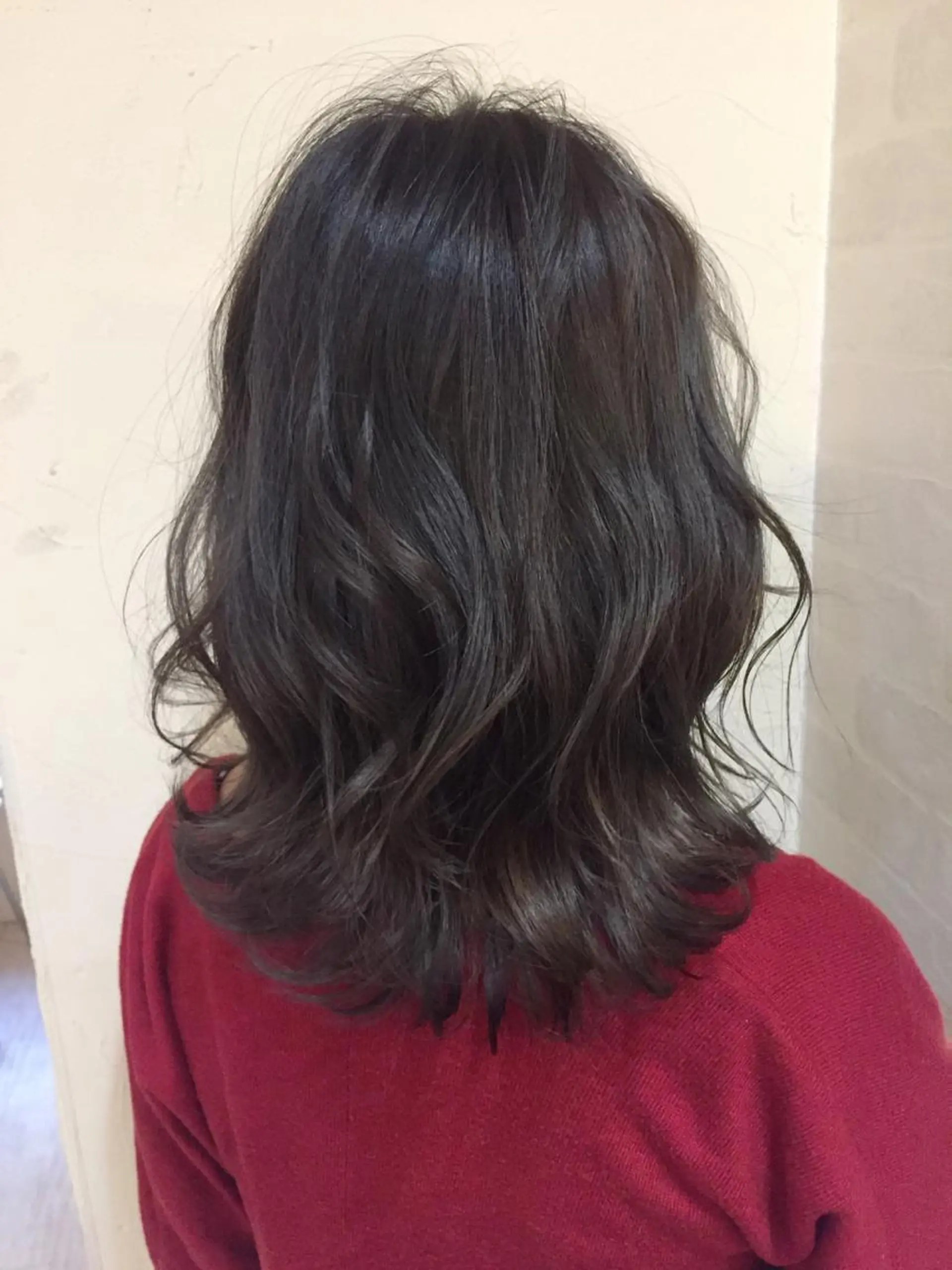 ミディアム アッシュ 韓国レイヤー外国人風 透明感カラー髪質改善のヘアスタイル