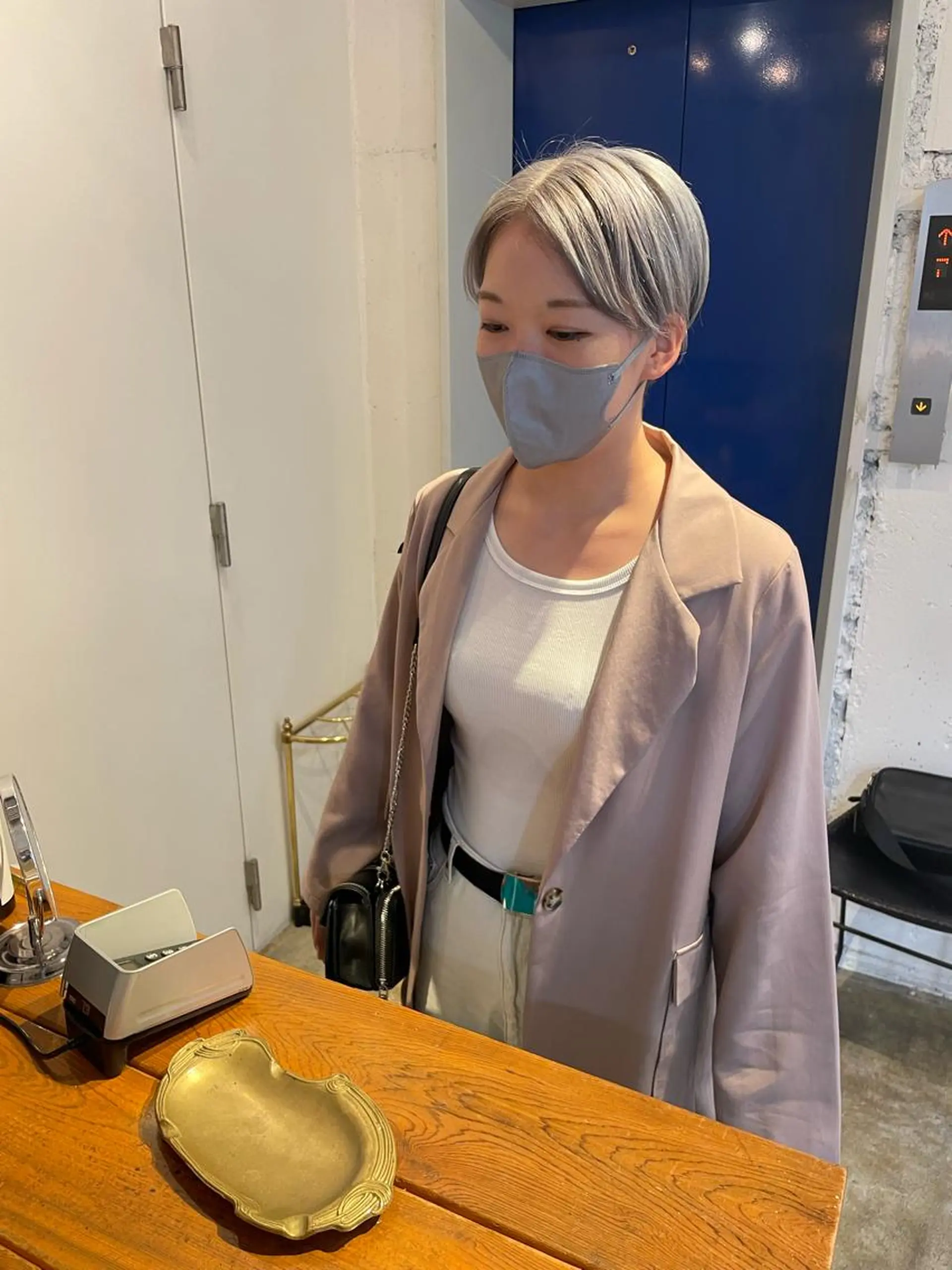 ショート カラー アッシュ ブリーチ ヘアカラー トリートメント MIOベージュカラー 柔らかいカラーのヘアスタイル