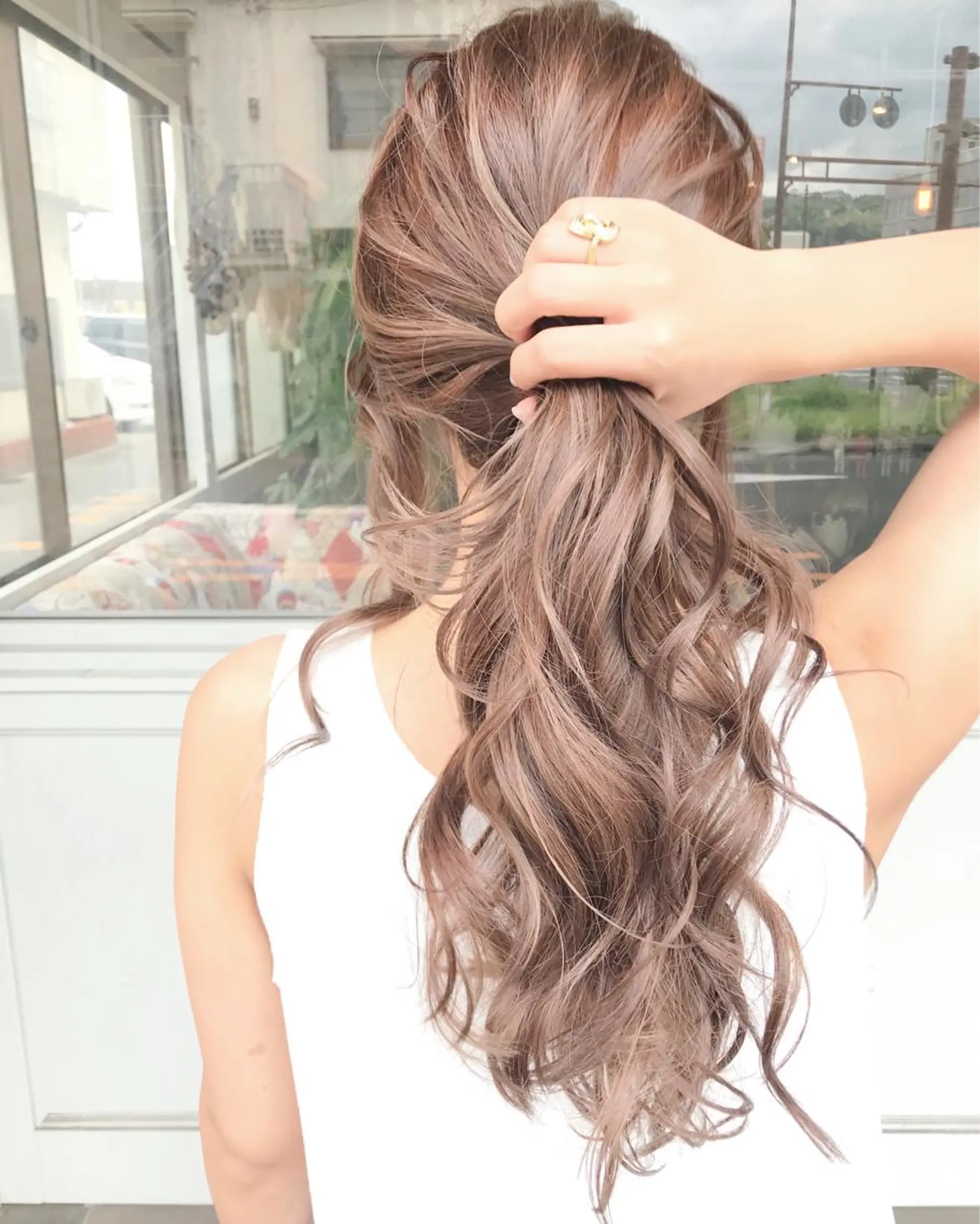 ロング カラー パーマ ヘアアレンジ お団子ヘア 切りっぱなしボブ バレイヤージュ デザインカラー グラデーションカラー Mariana/ 鶴原-ハイライトのヘアスタイル