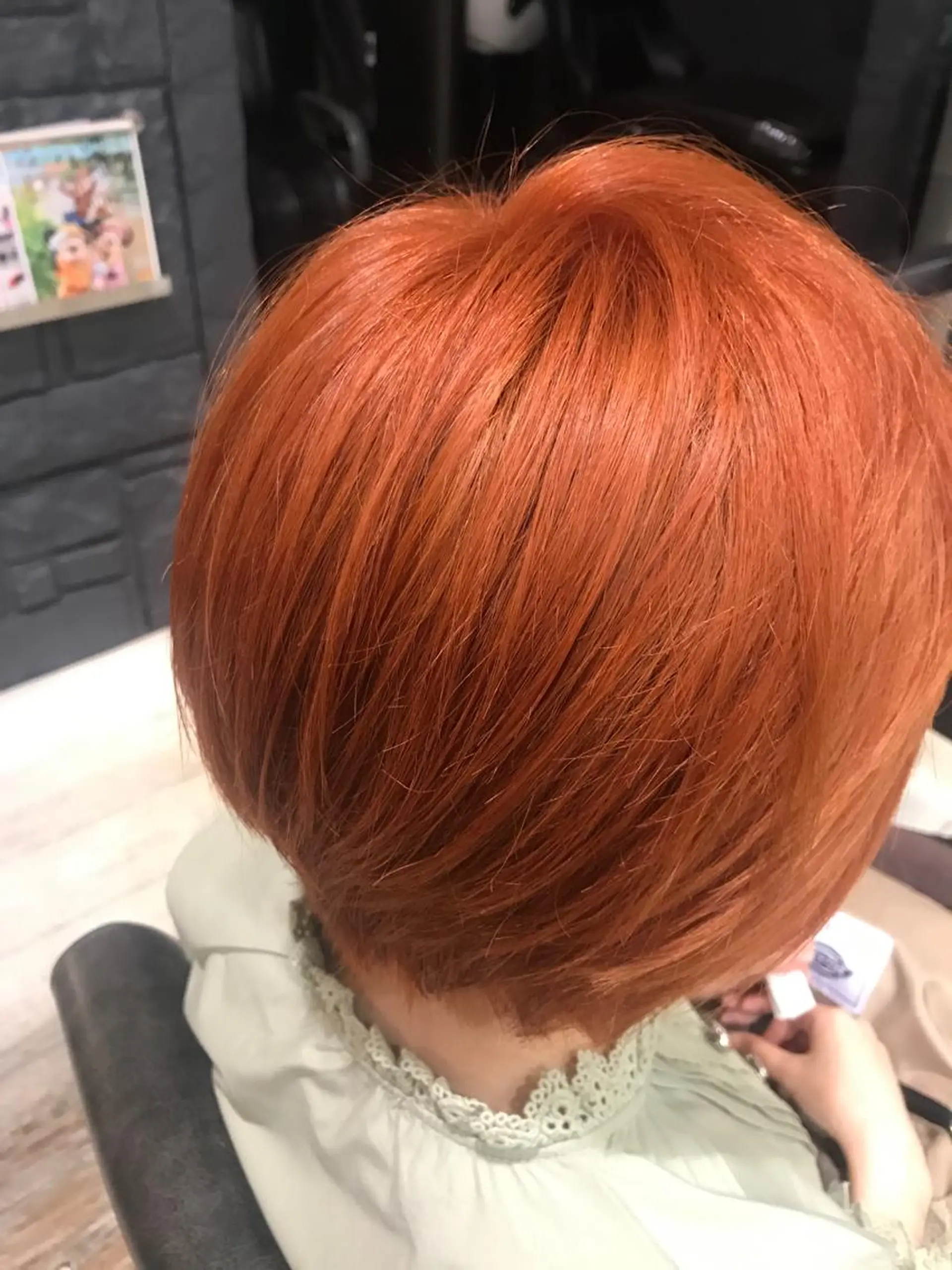 ショート カラー ブリーチ ブラウンカラー オレンジ オレンジブラウン 水原 恵莉香のヘアスタイル