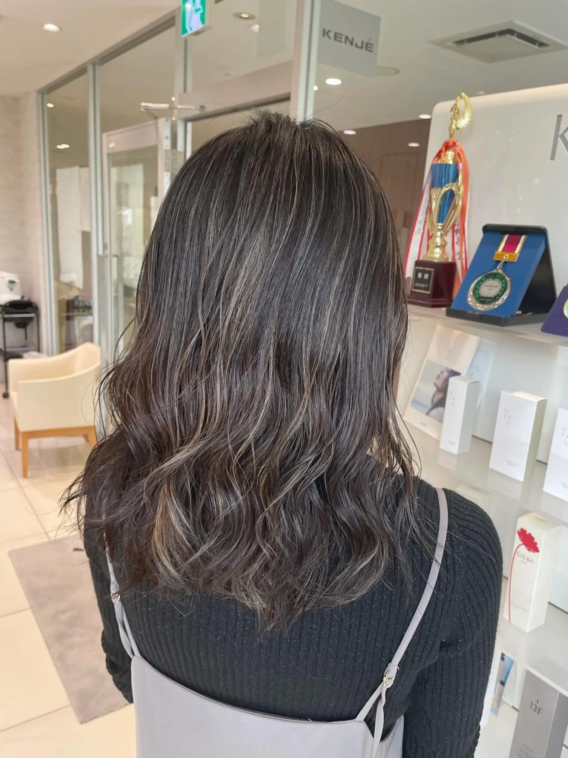 セミロング カラー 透明感カラー ご新規様限定クーポン あります　桂口　烈闘のヘアスタイル