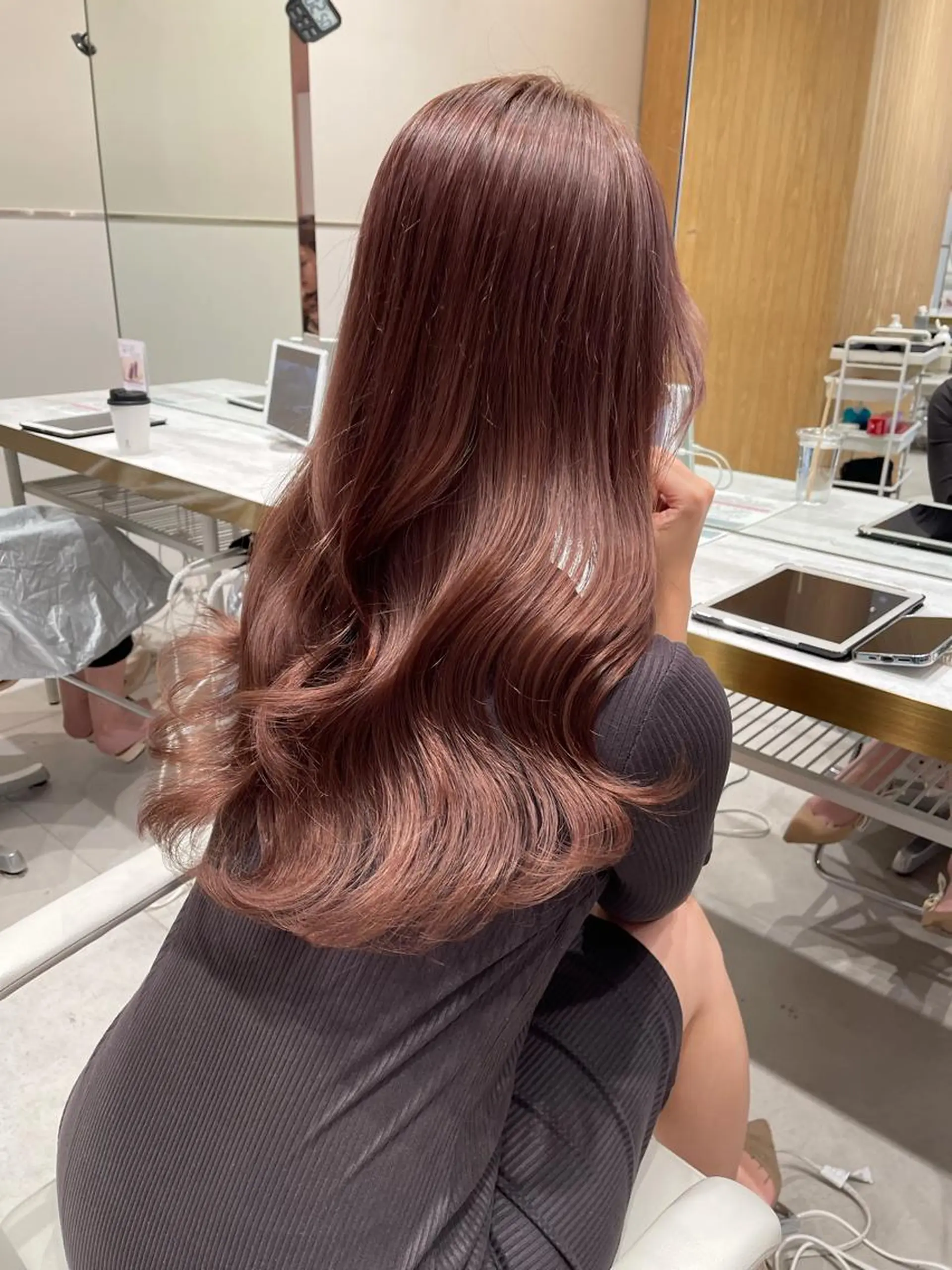 セミロング くびれヘア レイヤーカット 似合わせカット 小顔カット カット ヘアカラー トリートメント ボブパーマ ウルフパーマのヘアスタイル