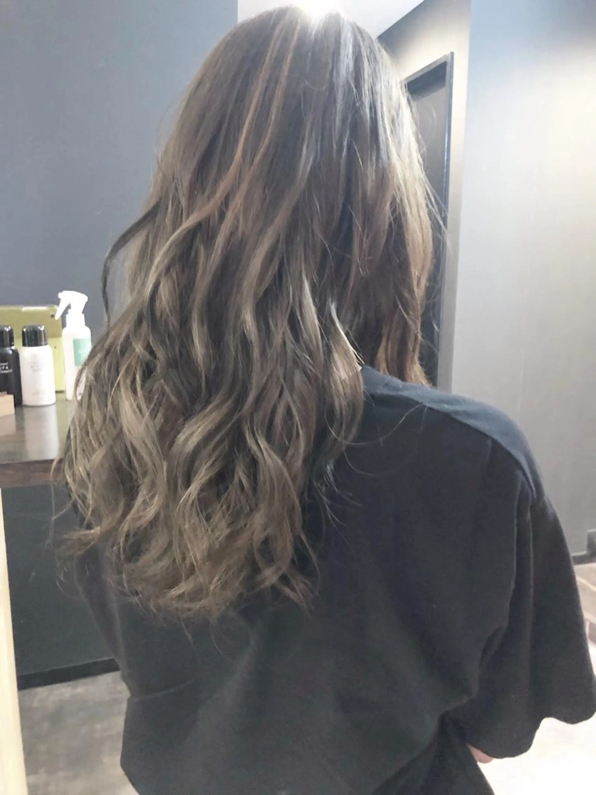 ロング アッシュ アッシュグレー アッシュグレージュ ハイライト 柿本拓【全席完全個室 ログネオン】のヘアスタイル