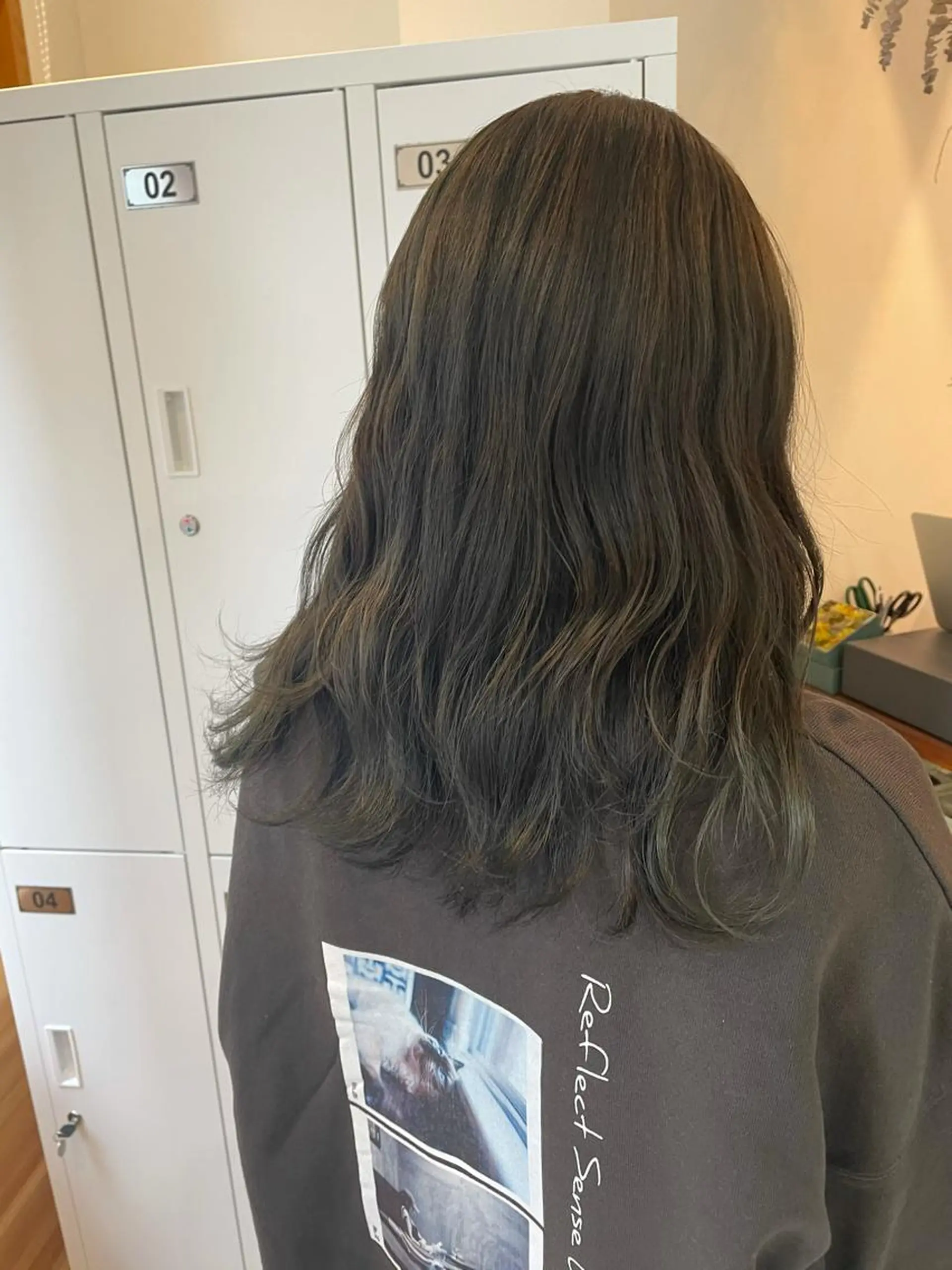 ミディアム カラー ブリーチ グレージュ ブリーチなしカラー オリーブグレージュ オリーブグレー ヘアカラー トリートメント 中目黒🌼 🌼ハナのヘアスタイル