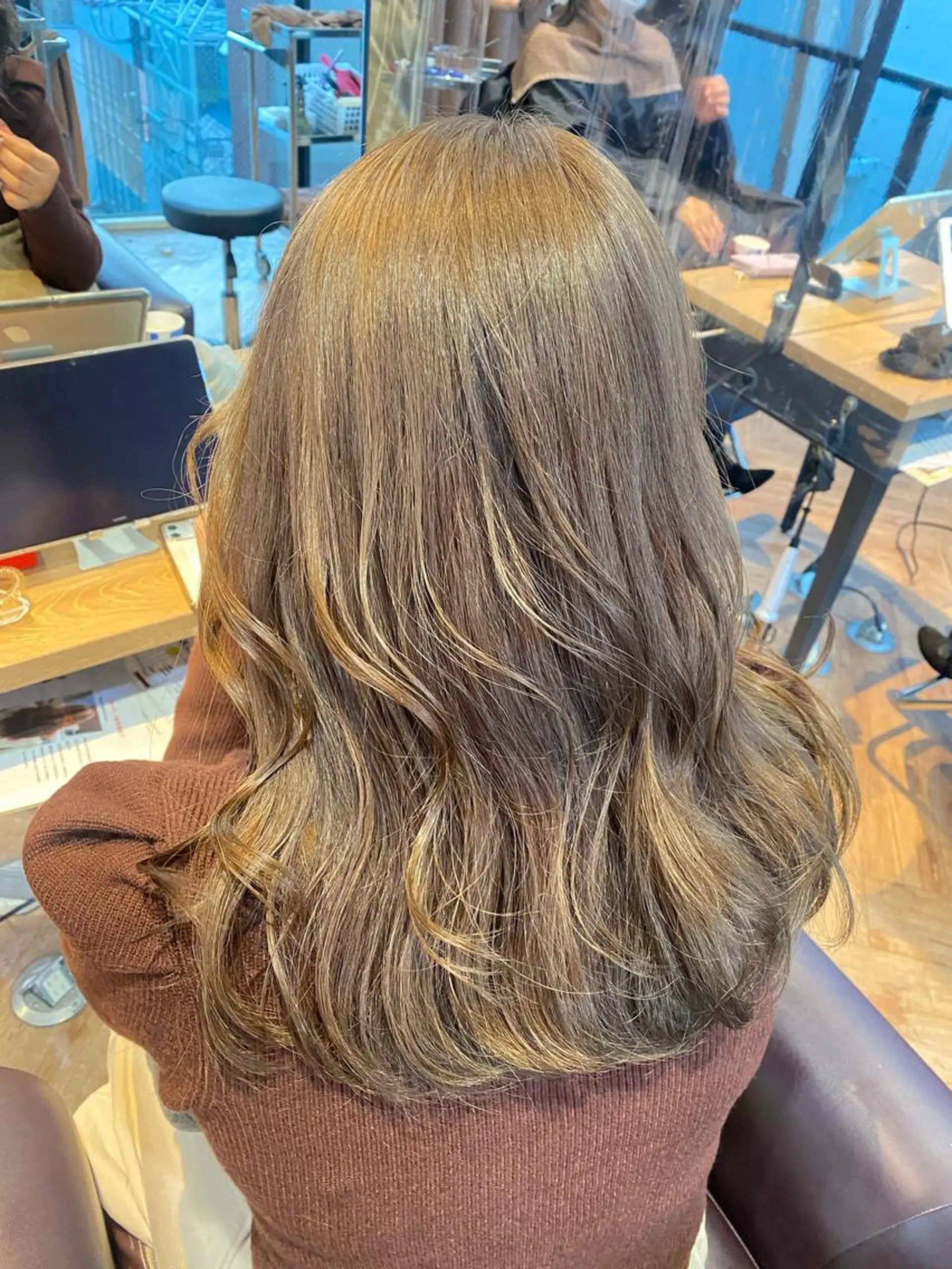 セミロング カラー ヘアカラー 韓国ヘア顔周りカット 艶髪ベージュtamaのヘアスタイル