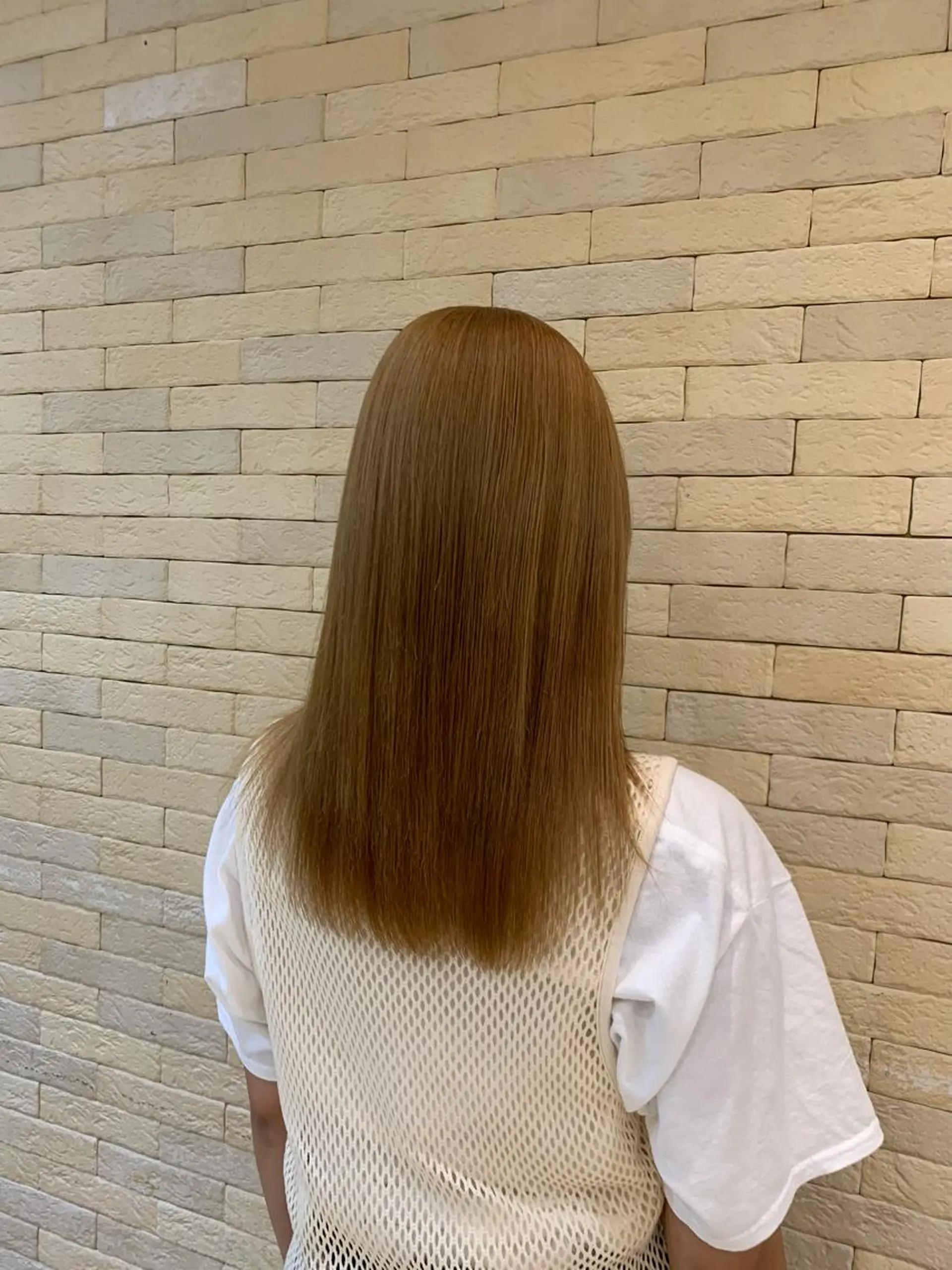 セミロング カラー ベージュカラー ブリーチ ミルクティーベージュ 上田 紗也のヘアスタイル
