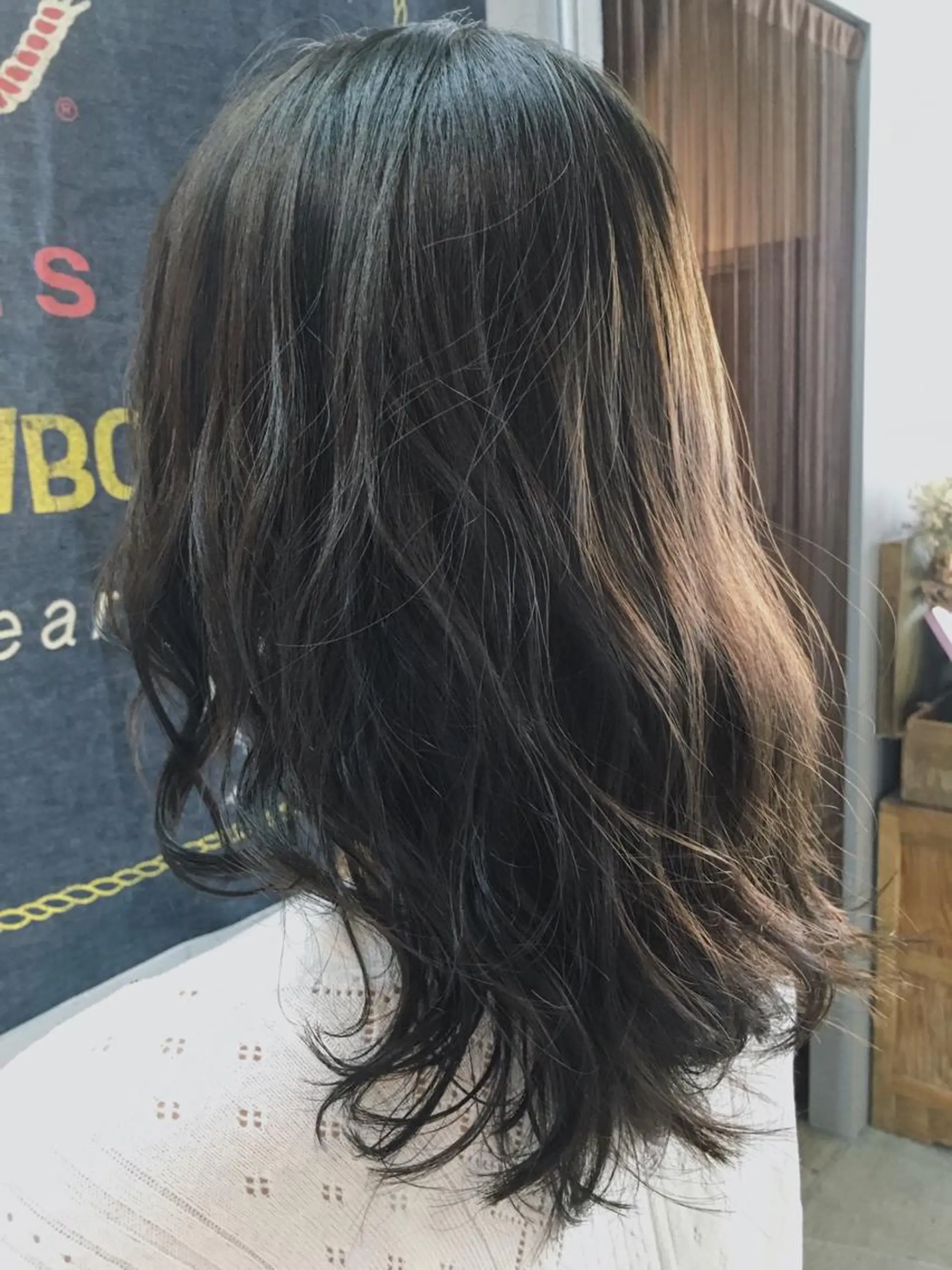 セミロング カラー パーマ アッシュ ブリーチ ブルーカラー ブルーアッシュ ブリーチなしカラー 代表 中島貴志のヘアスタイル