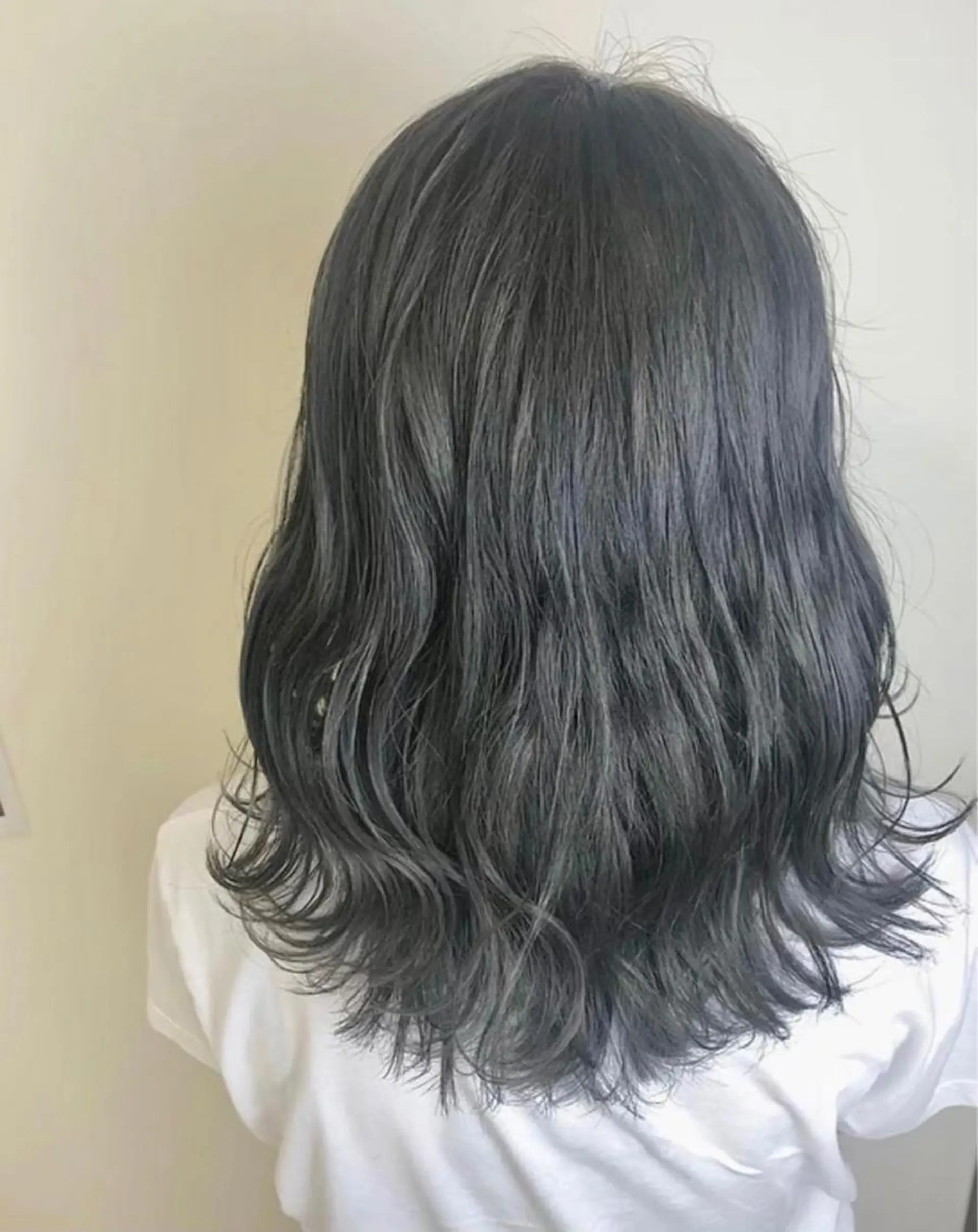 ミディアム カラー パーマ ヘアアレンジ メンズ メンズブリーチ ブリーチ 透明感カラー シルバー Hair make frei所属・メンズ専門美容師 堀井隼のヘアスタイル