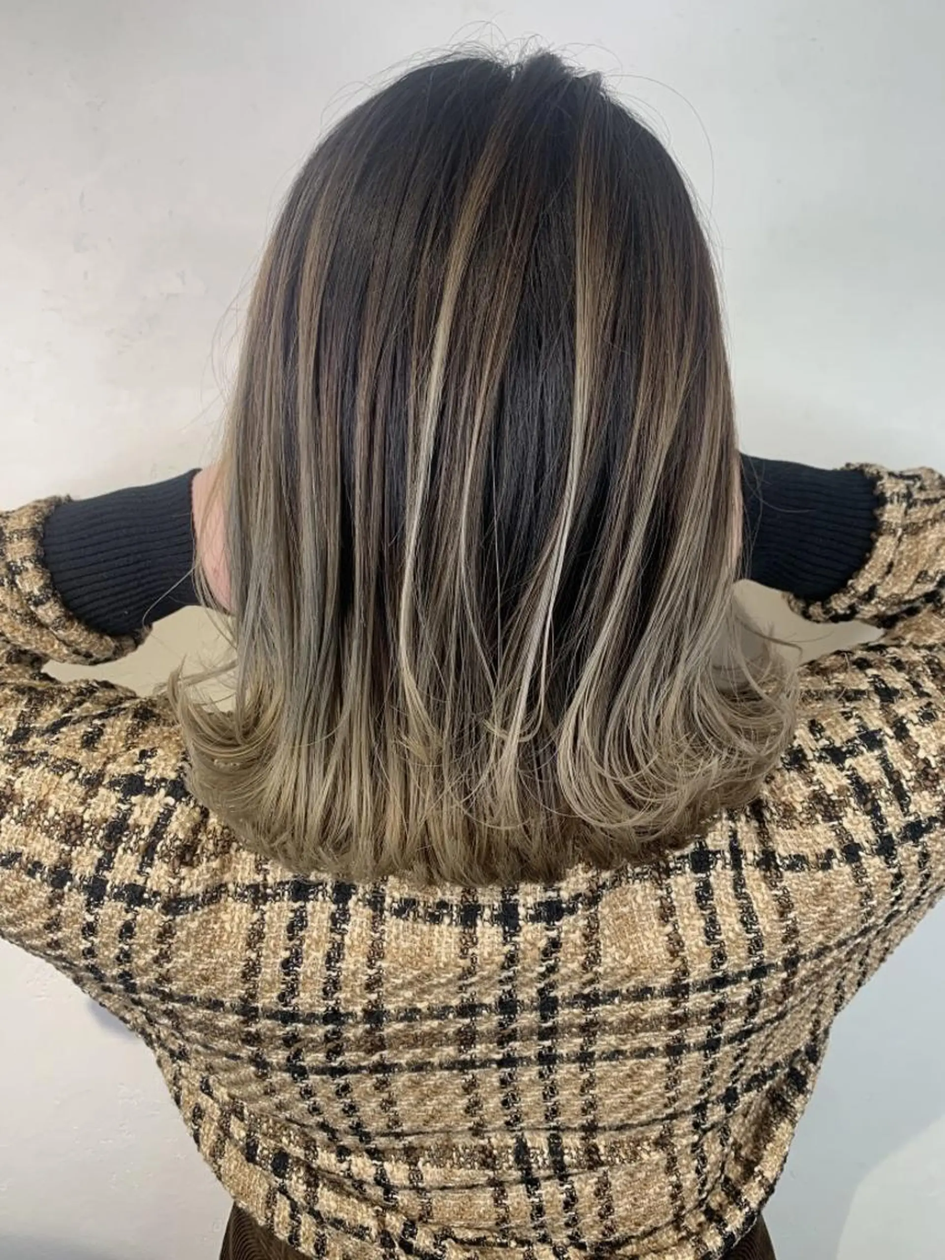 ショート 前下がりボブ ボブ 斜めバング 外国人風カラー 伸ばしかけ ＿WHITE鳳店 アンダーバーホワイトのヘアスタイル