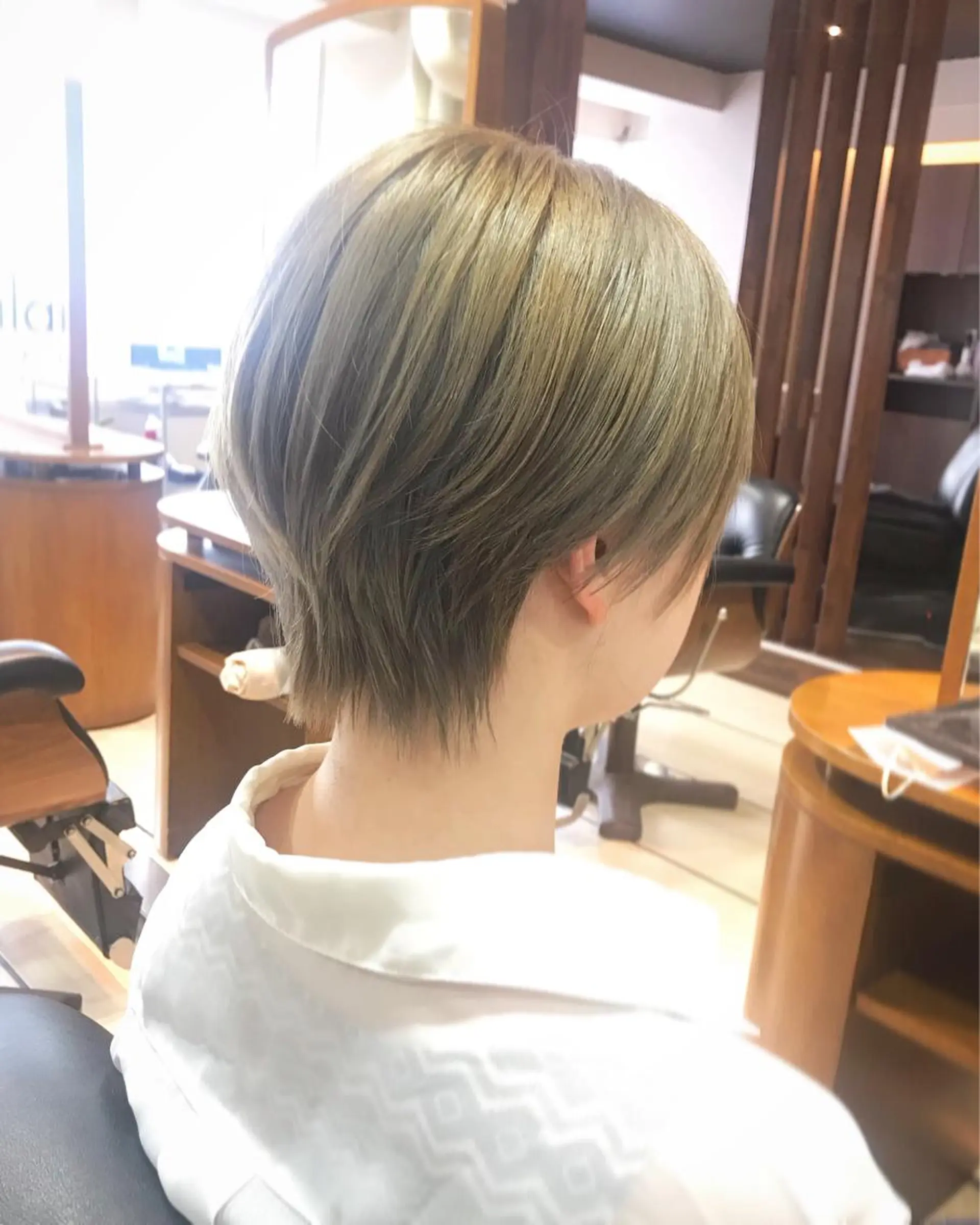 ショート カラー ベージュカラー ブリーチ ダブルカラー ハイトーンカラー ショートヘア チーフデザイナー 若林　麻衣のヘアスタイル