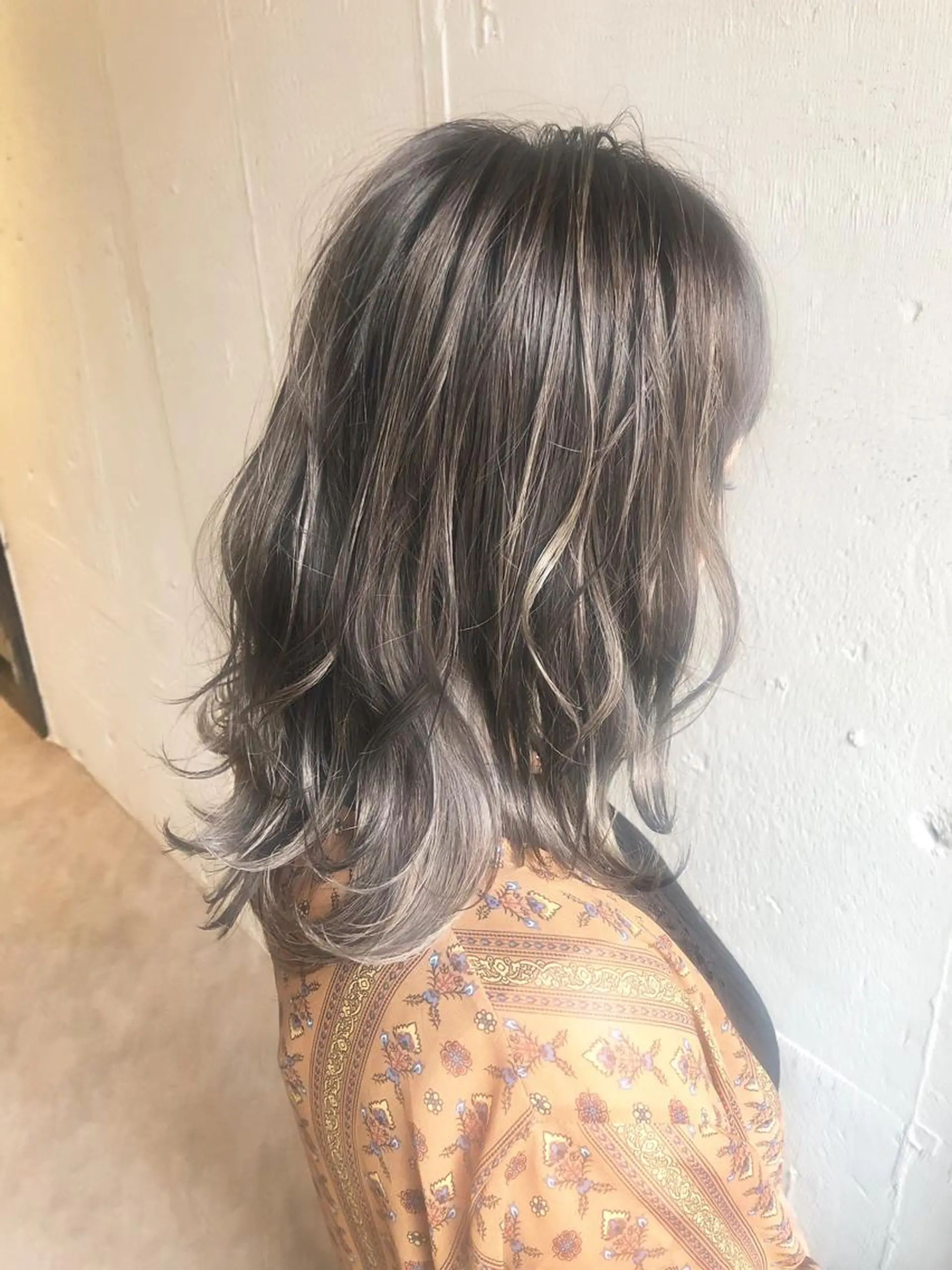 ミディアム カラー グレージュ ハイライトカラー シルバー シルバーグレージュ ハイライト 💈平島 拓也💈のヘアスタイル