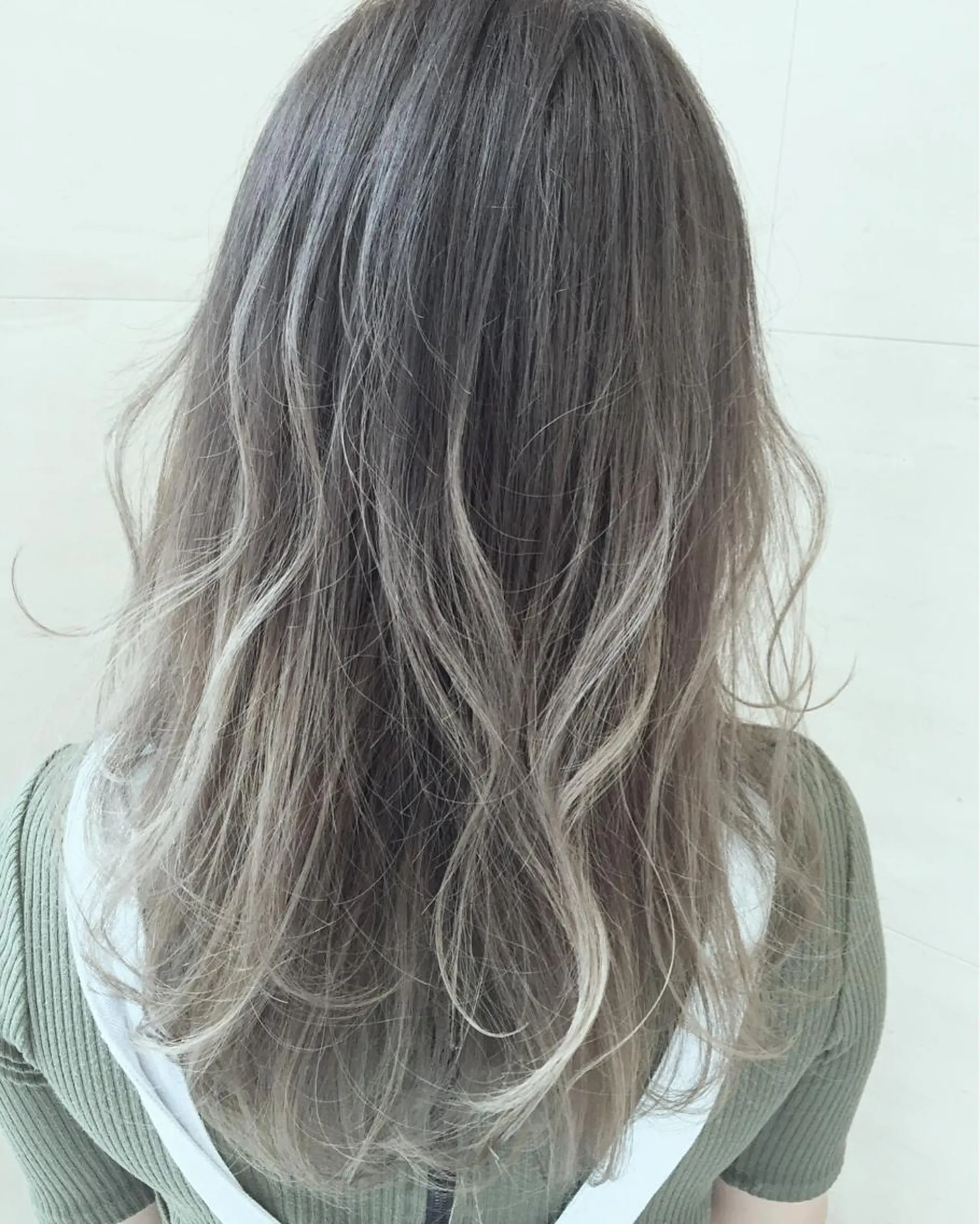 セミロング カラー ブリーチ グラデーションカラー Lee枚方所属・今里 弘樹のヘアスタイル