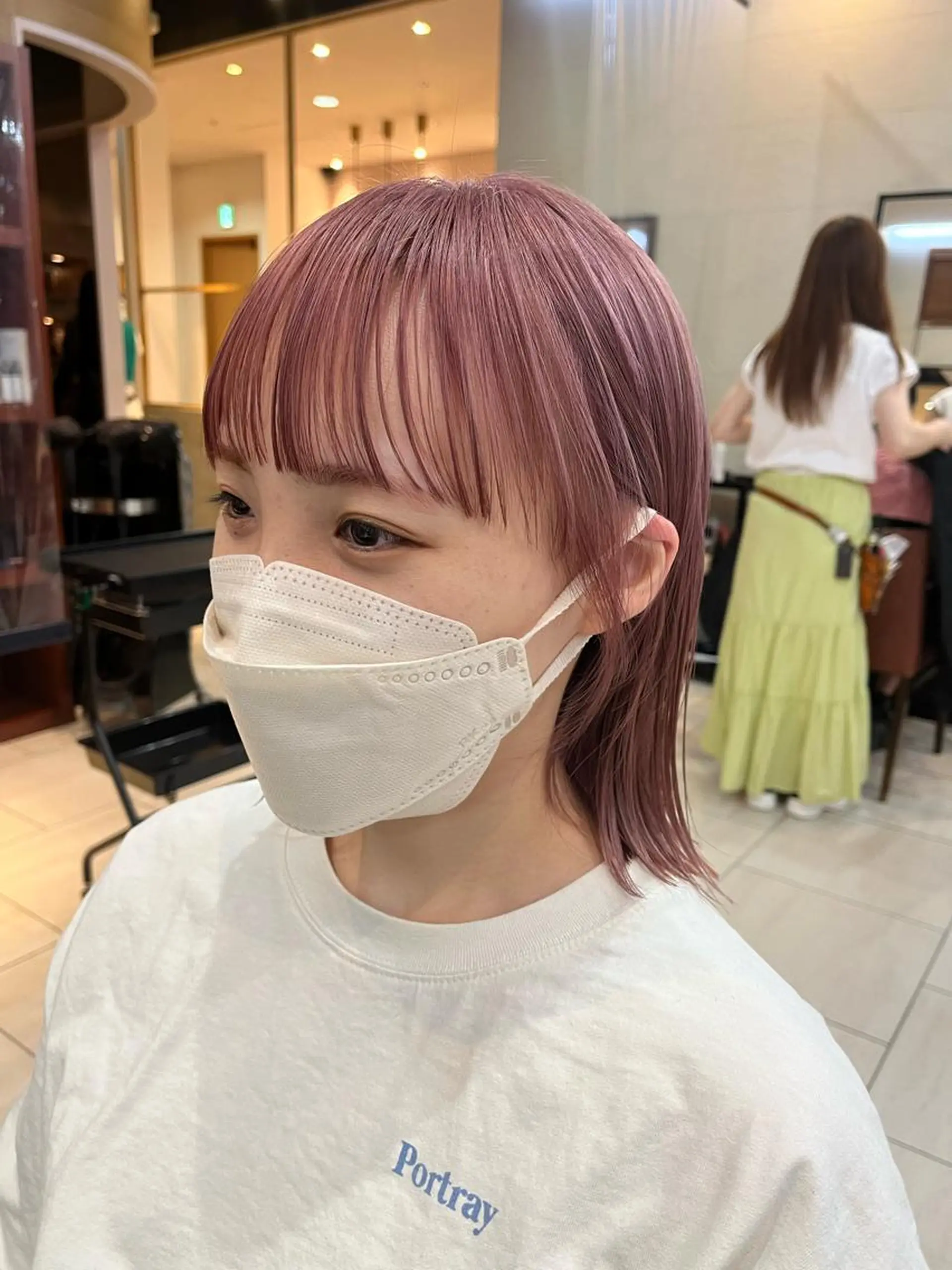 ミディアム カラー ピンクカラー あやめ【顔まわり/レ イヤー/柔らかカラ】のヘアスタイル