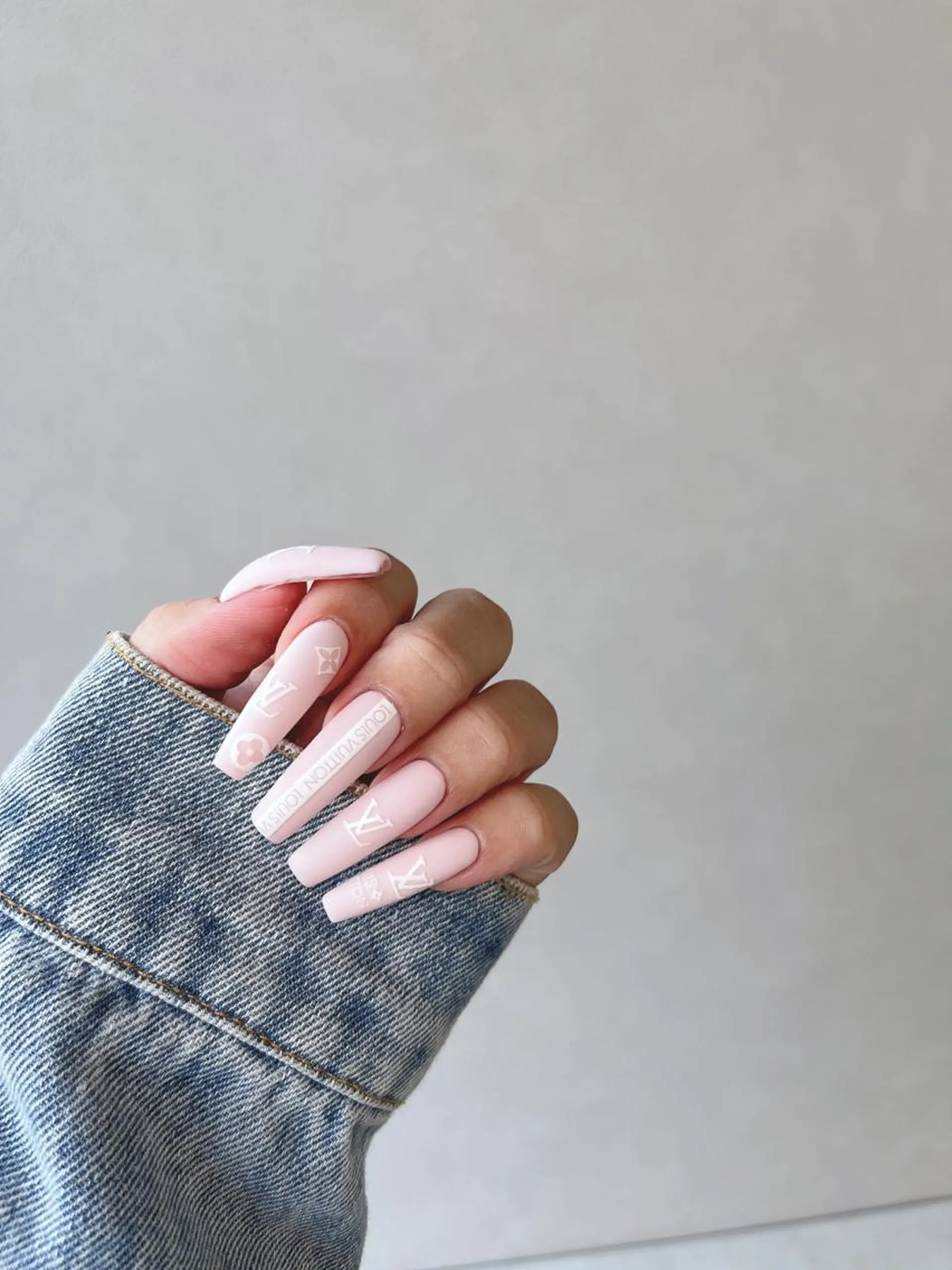 ネイル フットネイル フレンチネイル ジェルネイル ラメ(グリッター) ラメグラデーション ハンドネイル NEO Beauty Salon所属・𝐍𝐄𝐎 𝐉𝐔𝐑𝐈のネイルデザイン