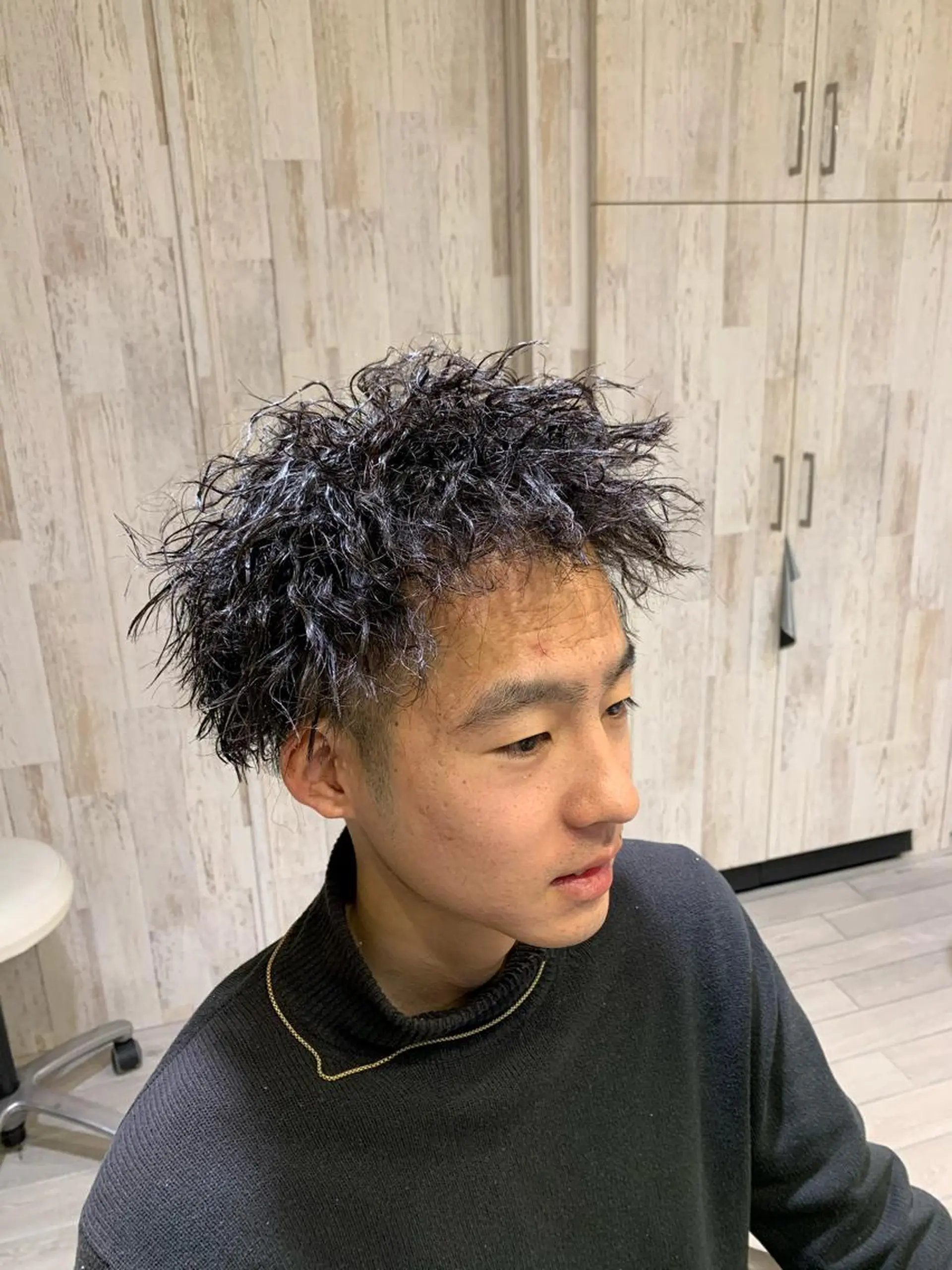 ショート パーマ メンズ メンズパーマ メンズツイストパーマ ツイストパーマ カット パーマ 岡本 勇輝のヘアスタイル