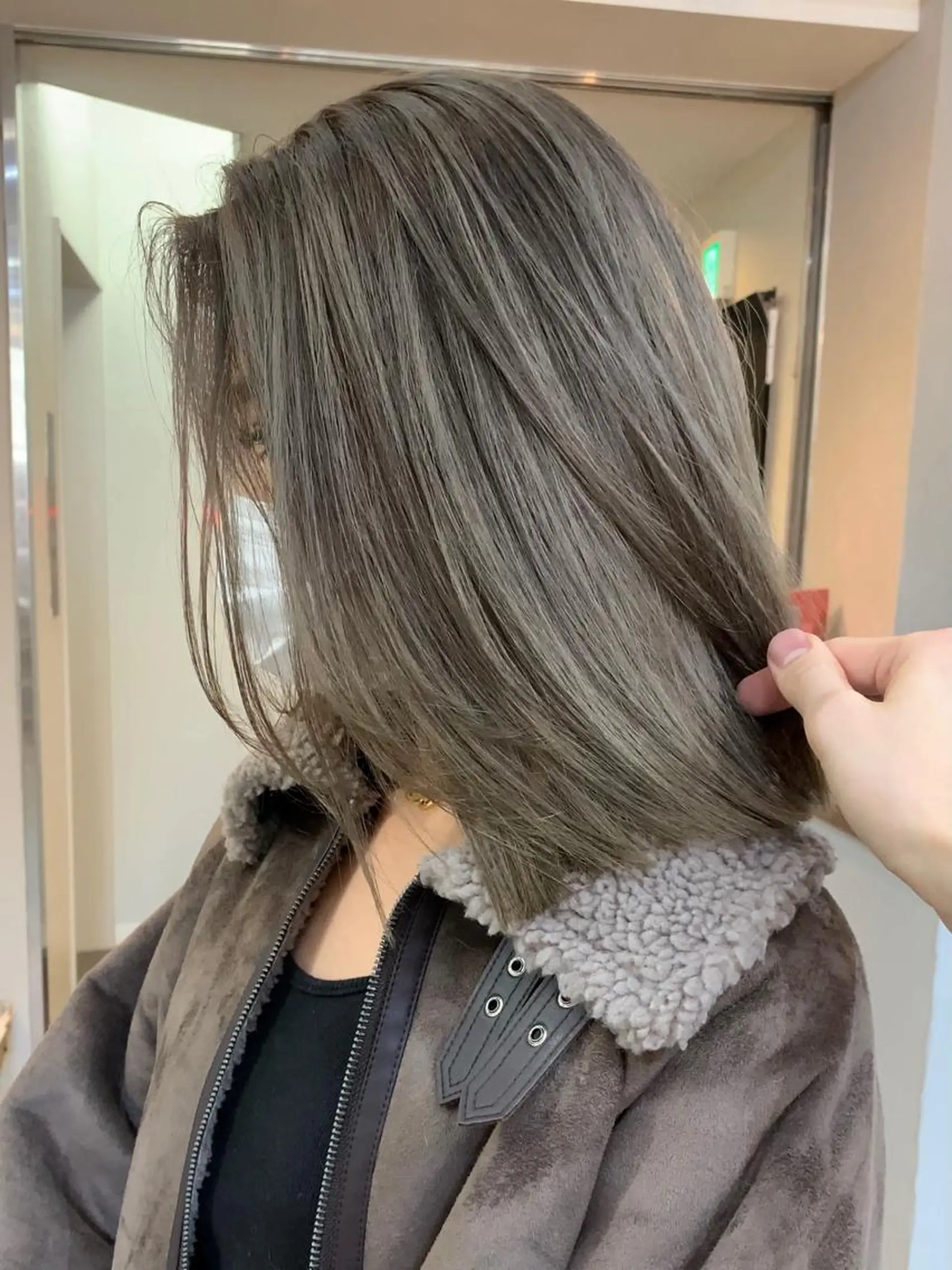 ミディアム カラー アッシュ バレイヤージュ ブリーチ ホワイトアッシュ レイヤーカット カット ヘアカラー トリートメント AMI Hair Supply所属・Yusuke Aのヘアスタイル