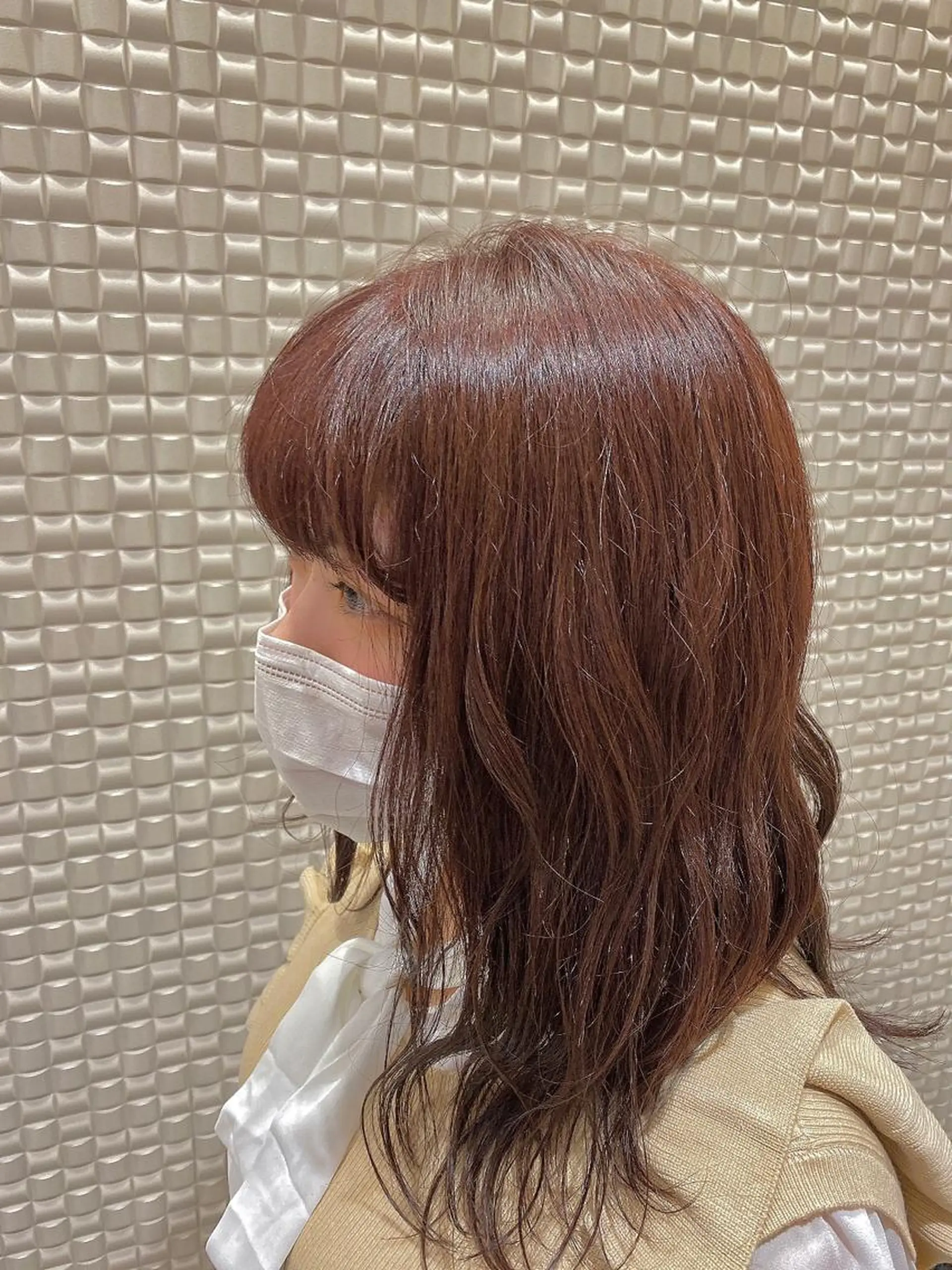 ミディアム ピンクブラウン 新宿スペインカール ヨモギダのヘアスタイル