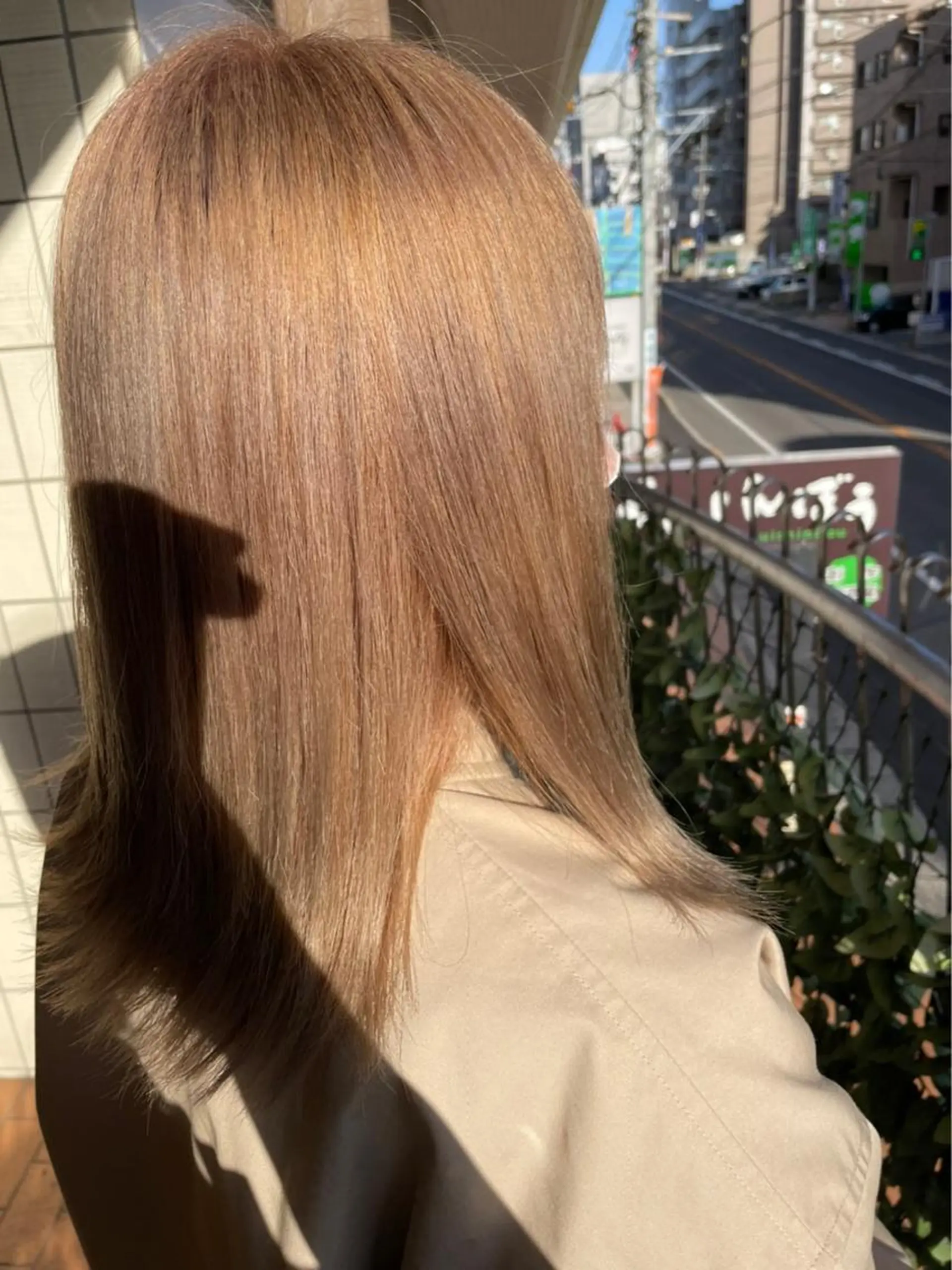 ミディアム カラー ベージュカラー ブリーチ ミルクティーベージュ カット ヘアカラー ELLE&SALLY 石野のヘアスタイル