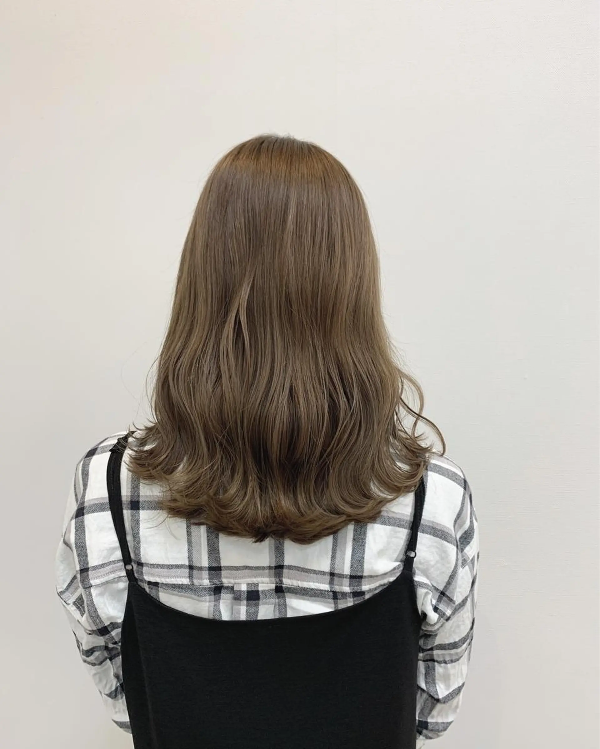 ミディアム カラー グレージュ ミルクティーグレージュ レイヤー×縮毛矯正 深見 拓のヘアスタイル