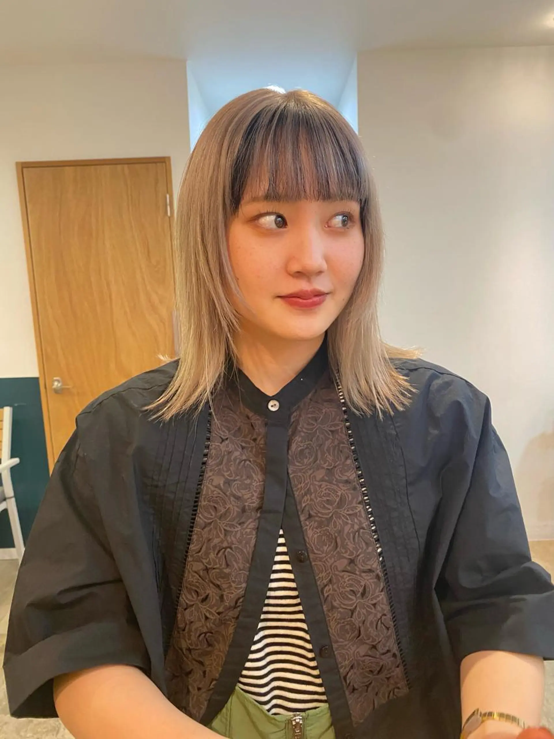 ミディアム カラー ベージュカラー ブリーチ ミルクティーベージュ 聖斗 /ハイトーン/パーマのヘアスタイル