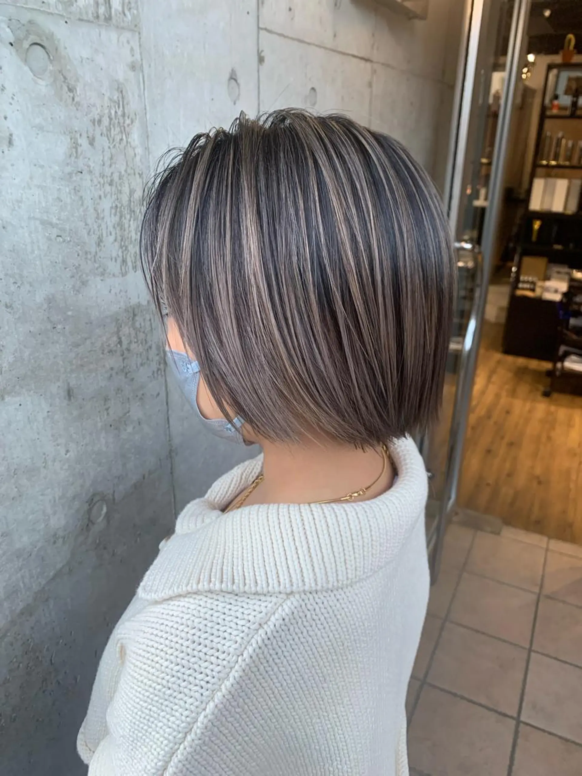 ショート カラー ベージュカラー ハイライトカラー ハイライト ヘアカラー トリートメント ミルクティーベージュ 🌿店長 清水ひとみのヘアスタイル